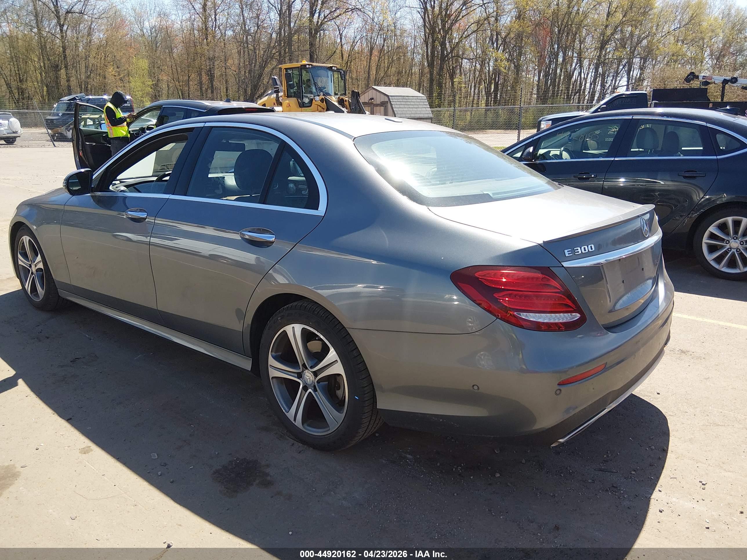 MERCEDES-BENZ E image 3