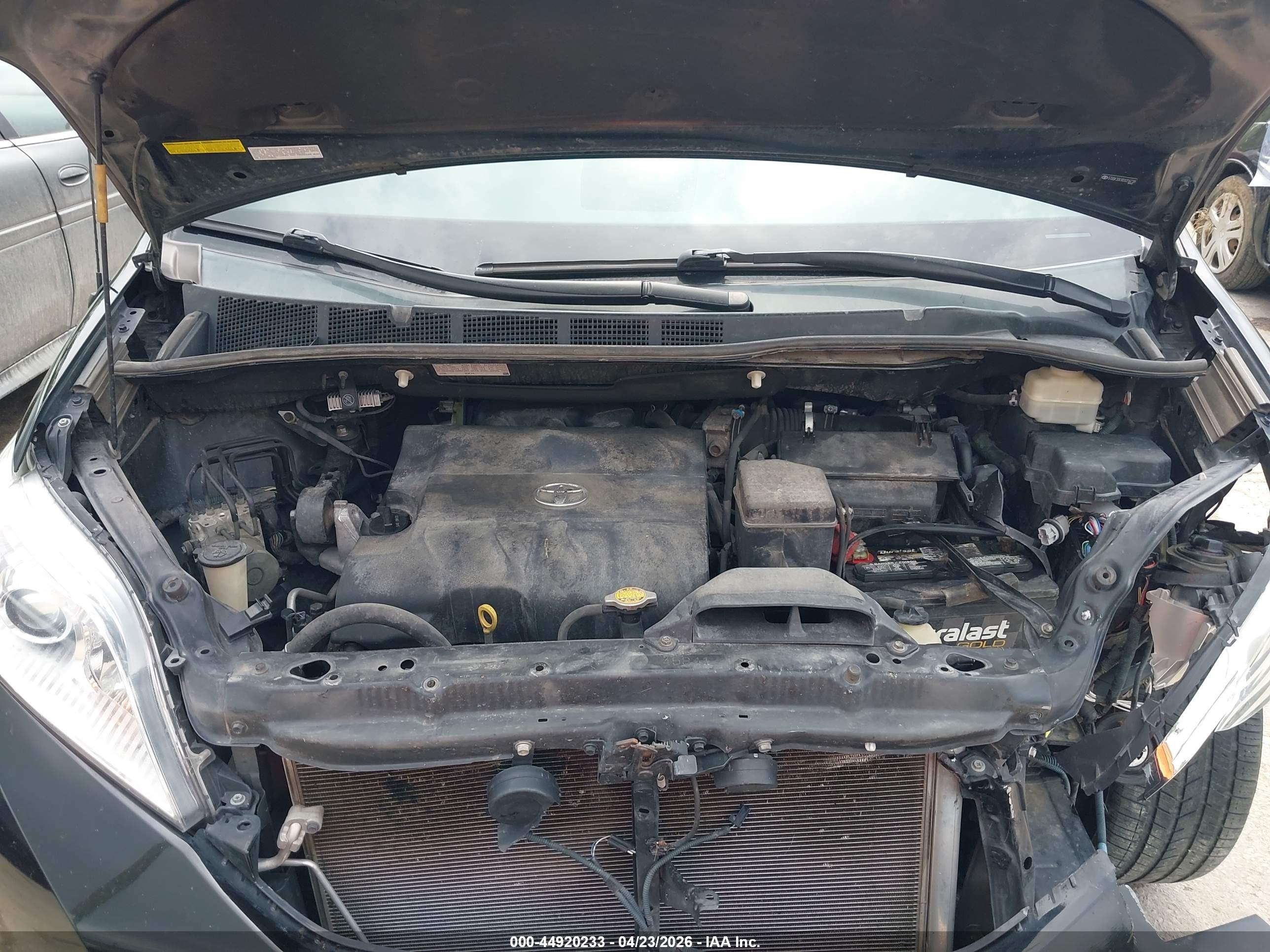 TOYOTA SIENNA image 10