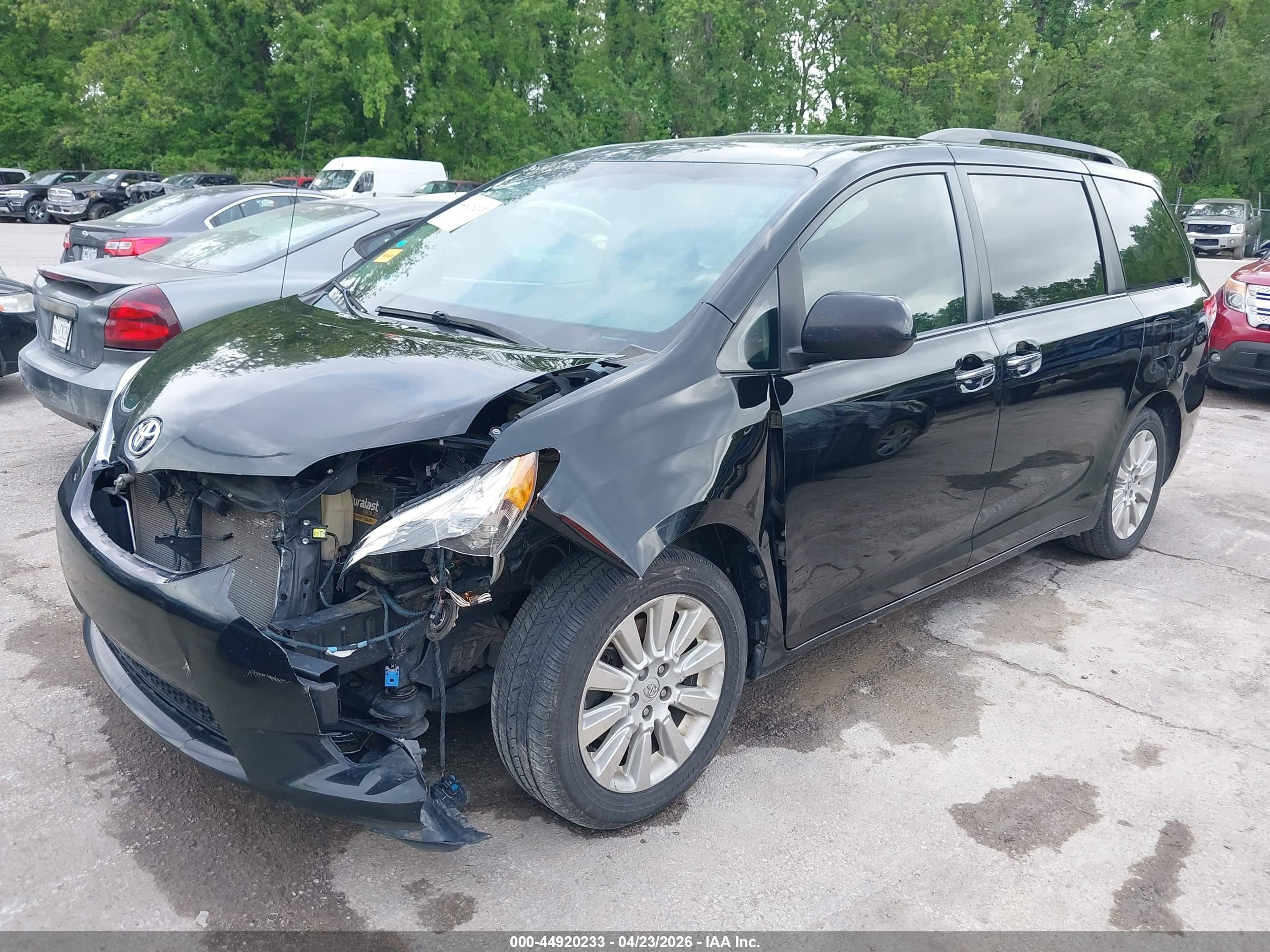 TOYOTA SIENNA image 2