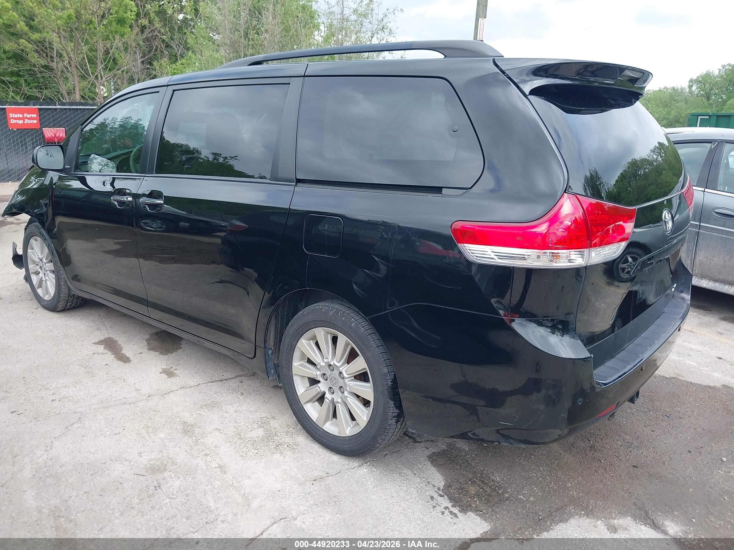 TOYOTA SIENNA image 3