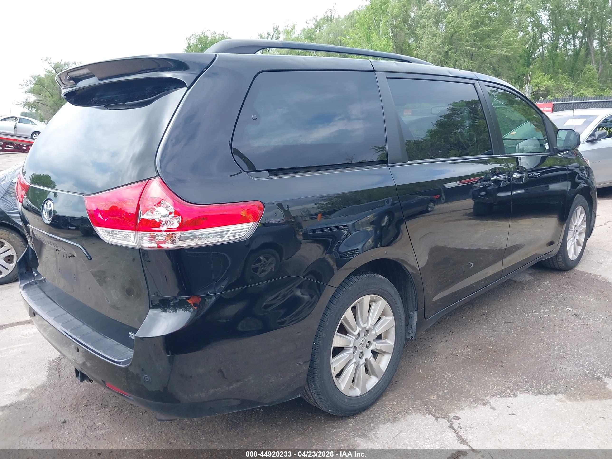 TOYOTA SIENNA image 4