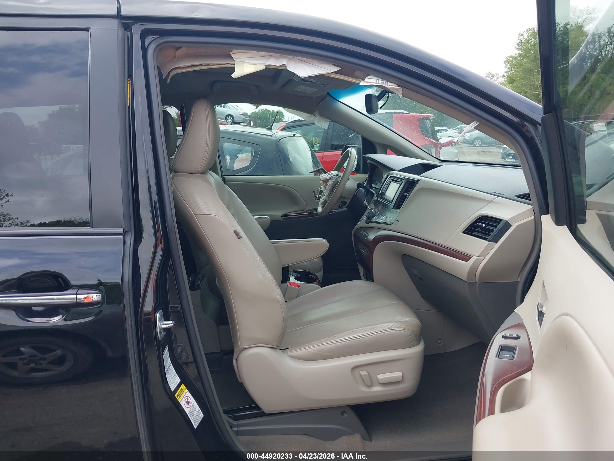 TOYOTA SIENNA image 5