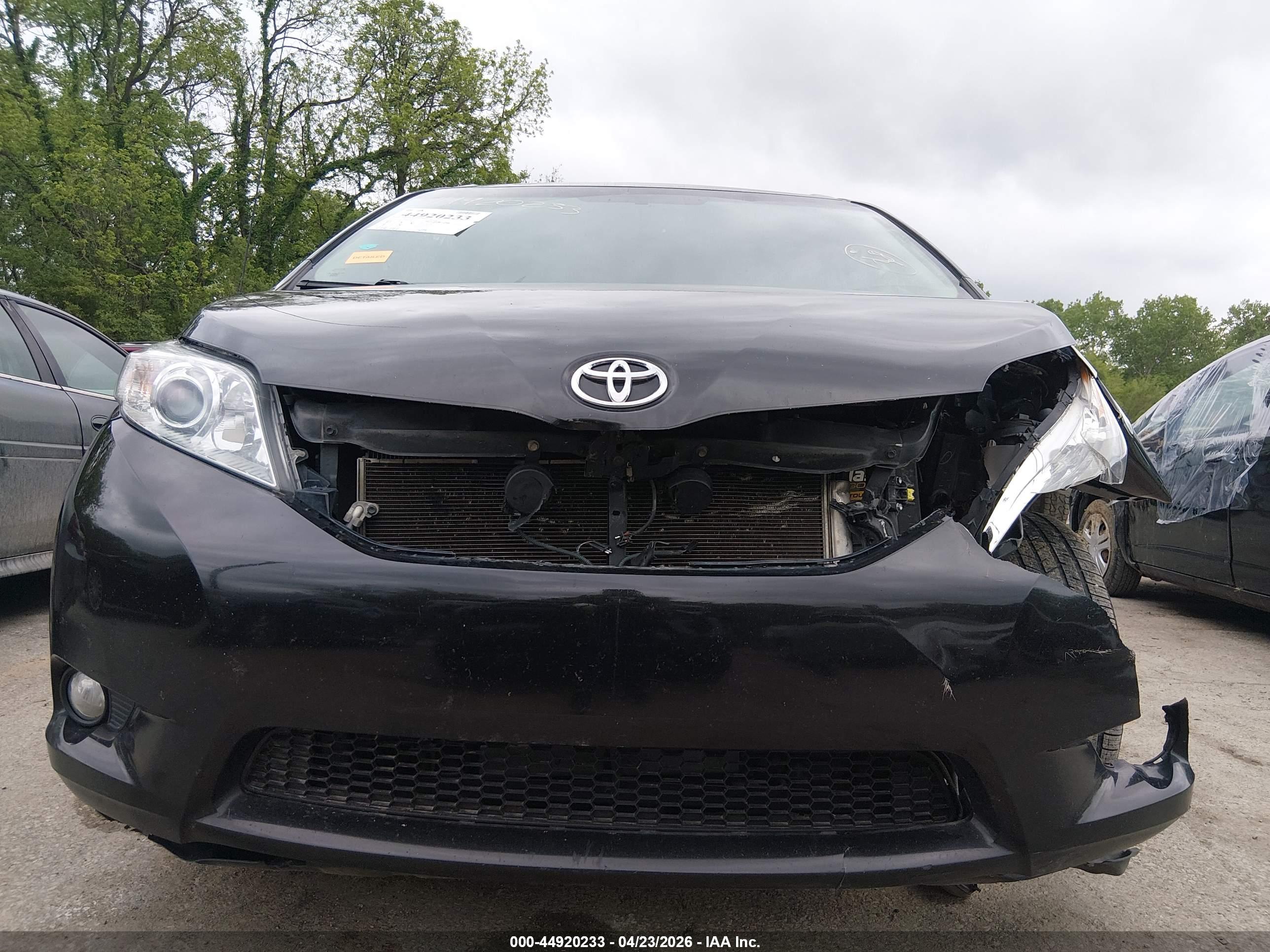 TOYOTA SIENNA image 6