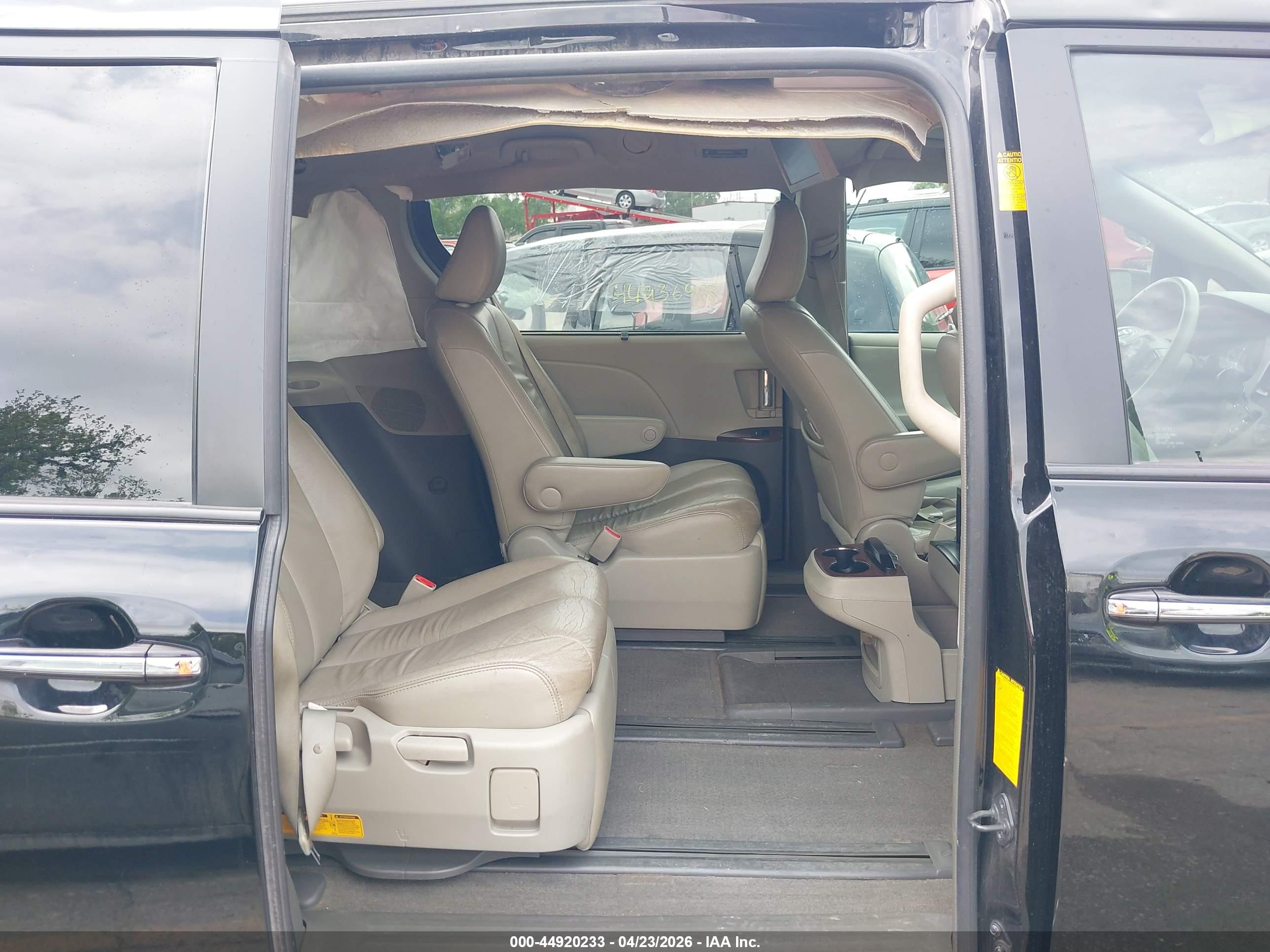 TOYOTA SIENNA image 8