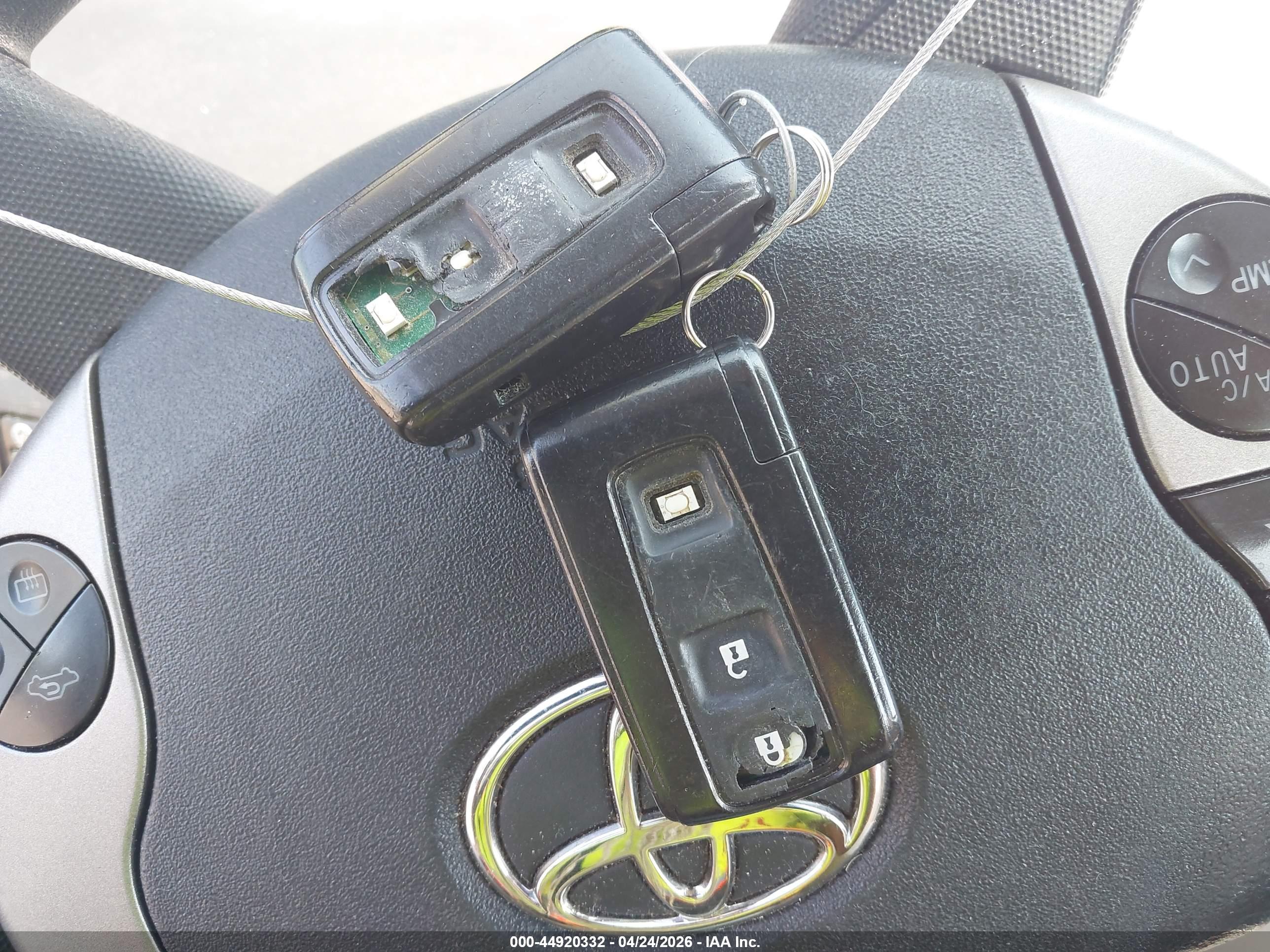 TOYOTA PRIUS image 11