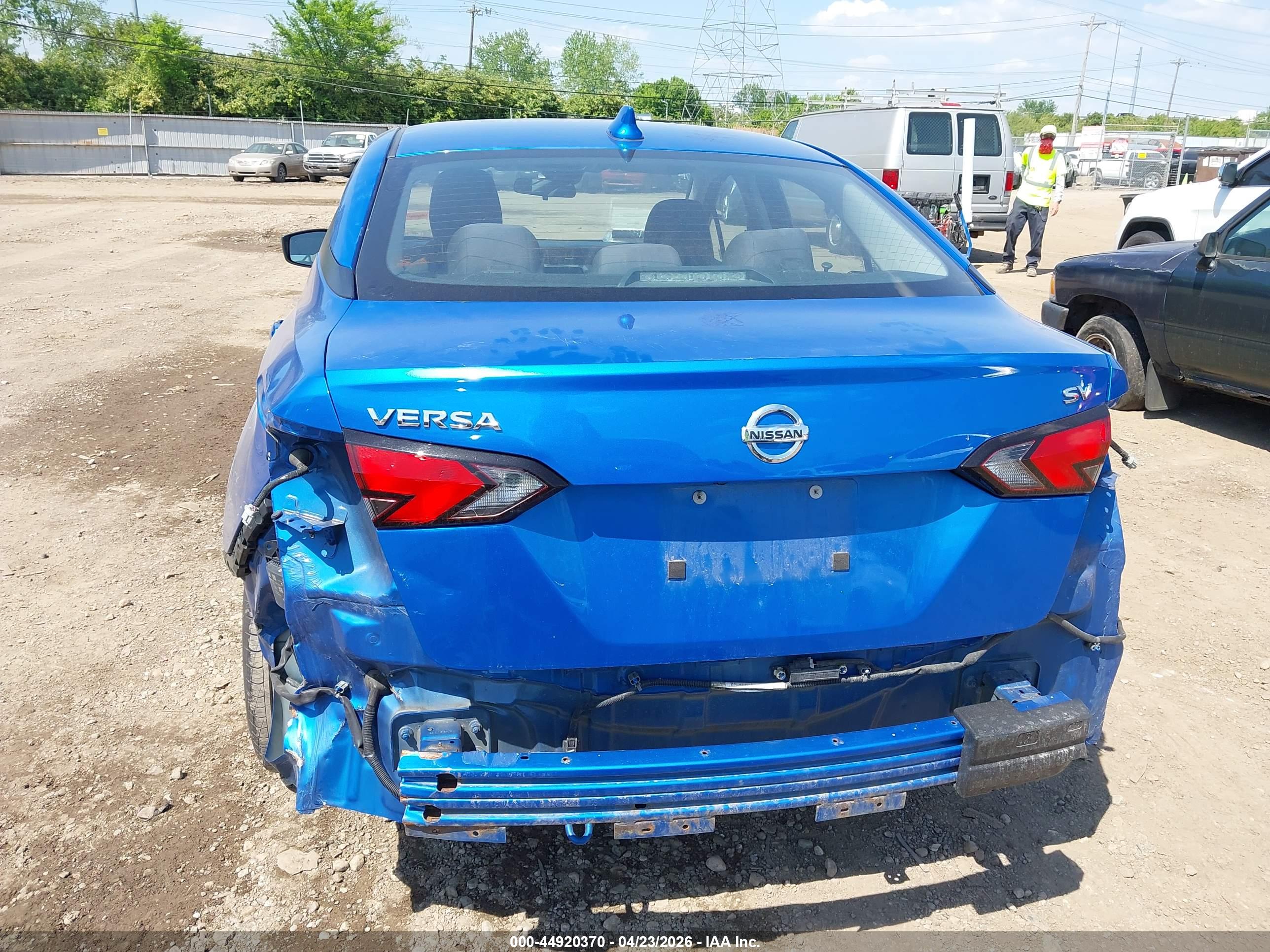 NISSAN VERSA image 6