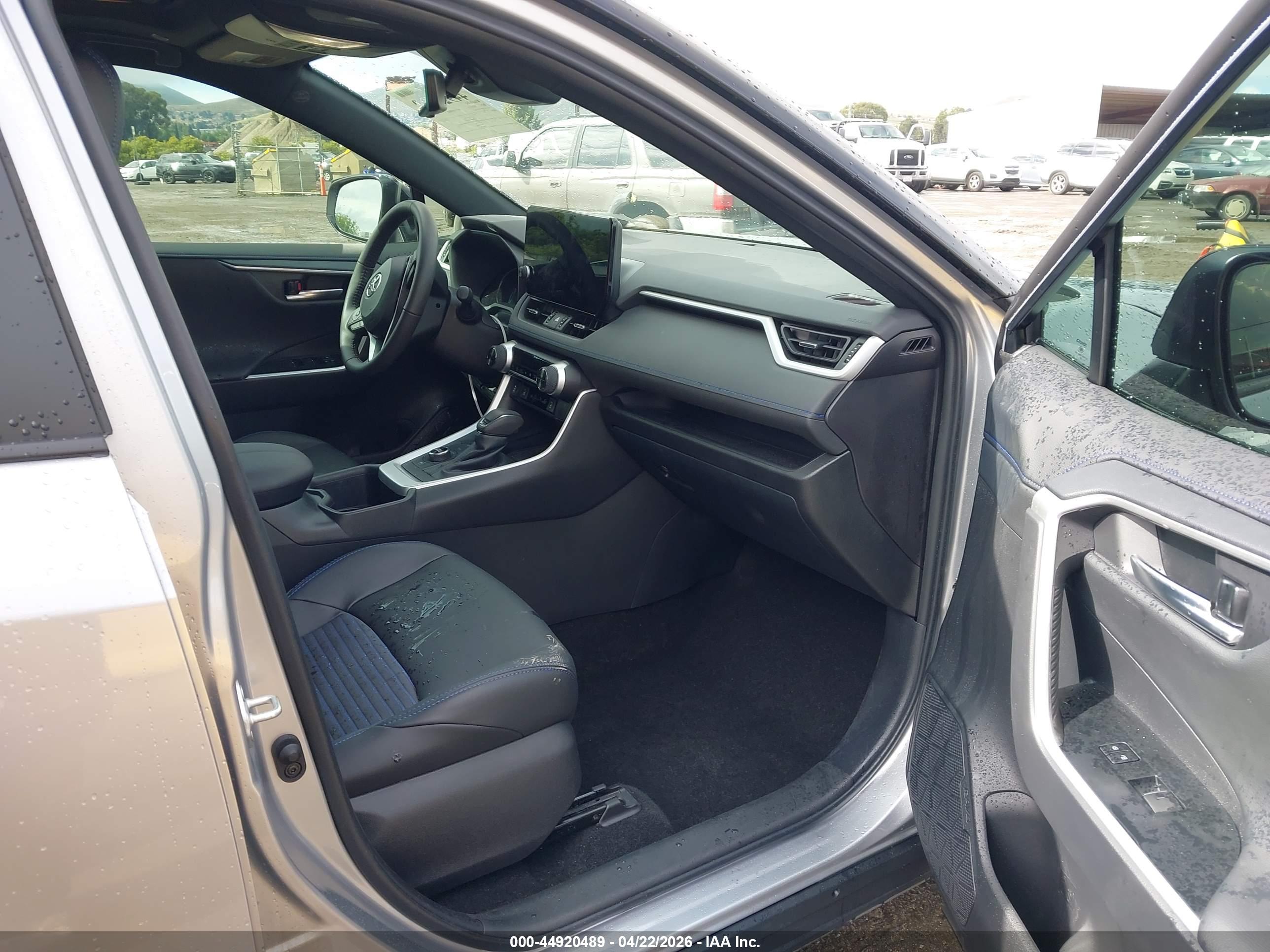 TOYOTA RAV4 image 5