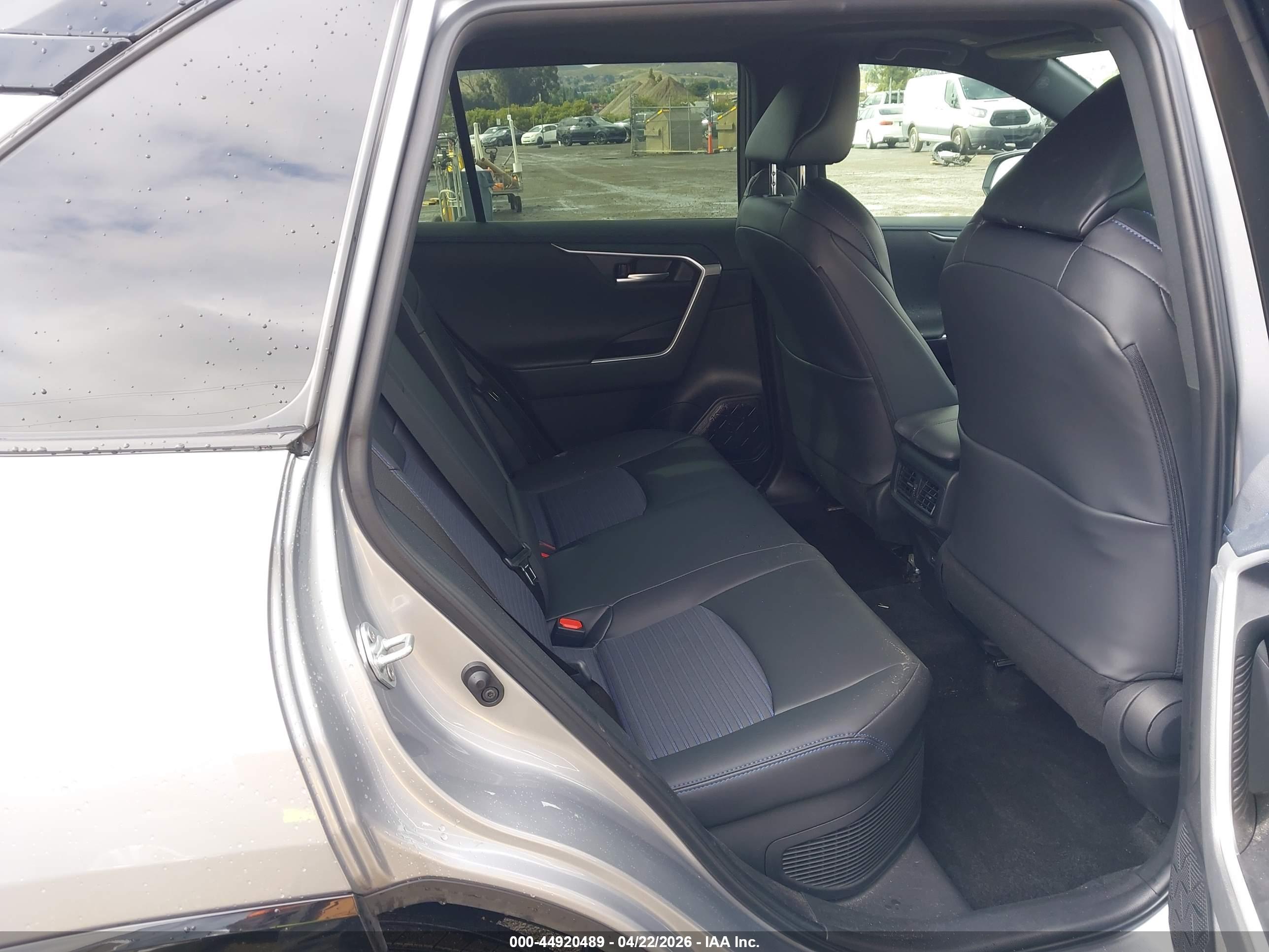 TOYOTA RAV4 image 8