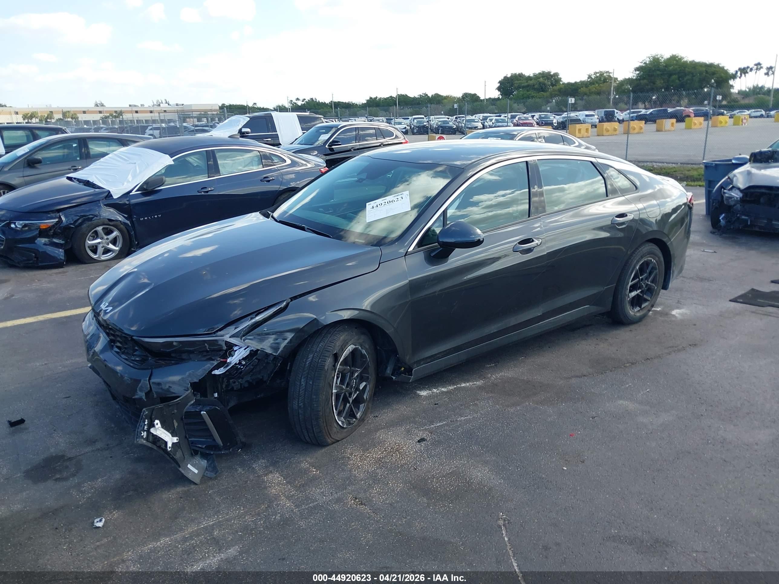 KIA K5 image 2