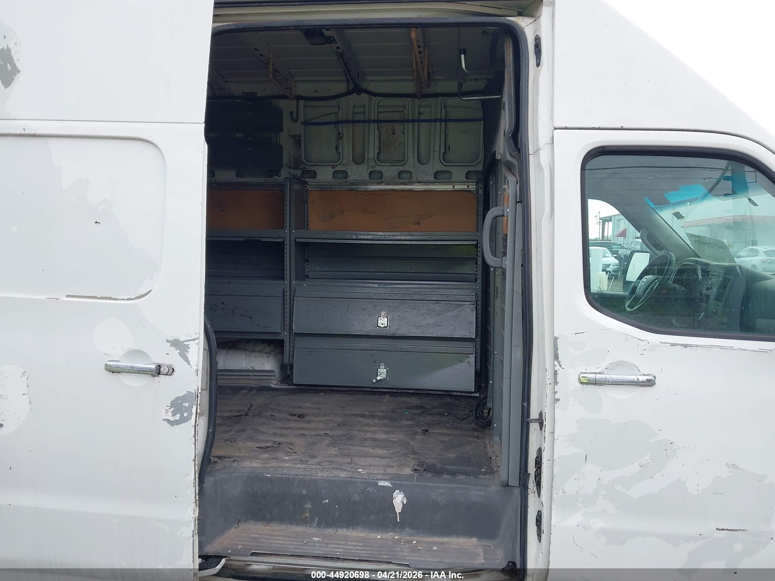 NISSAN NV image 8