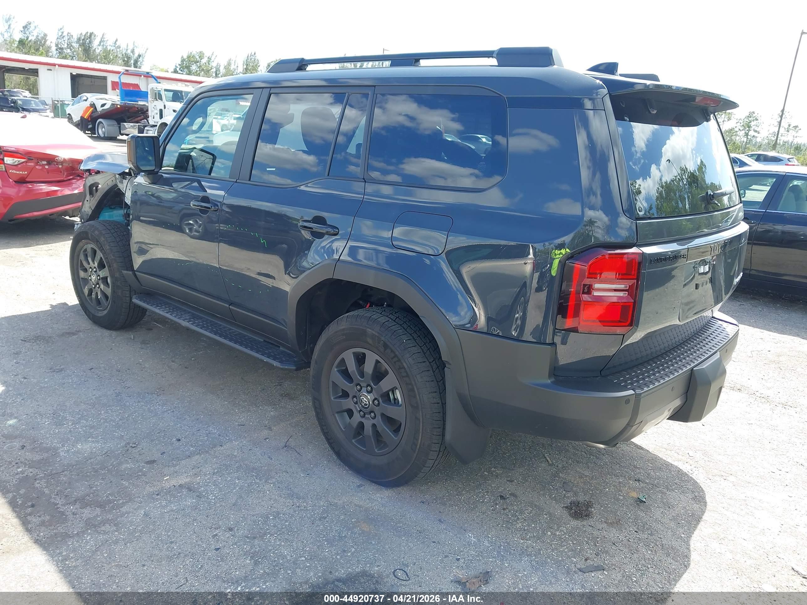 TOYOTA LAND image 3