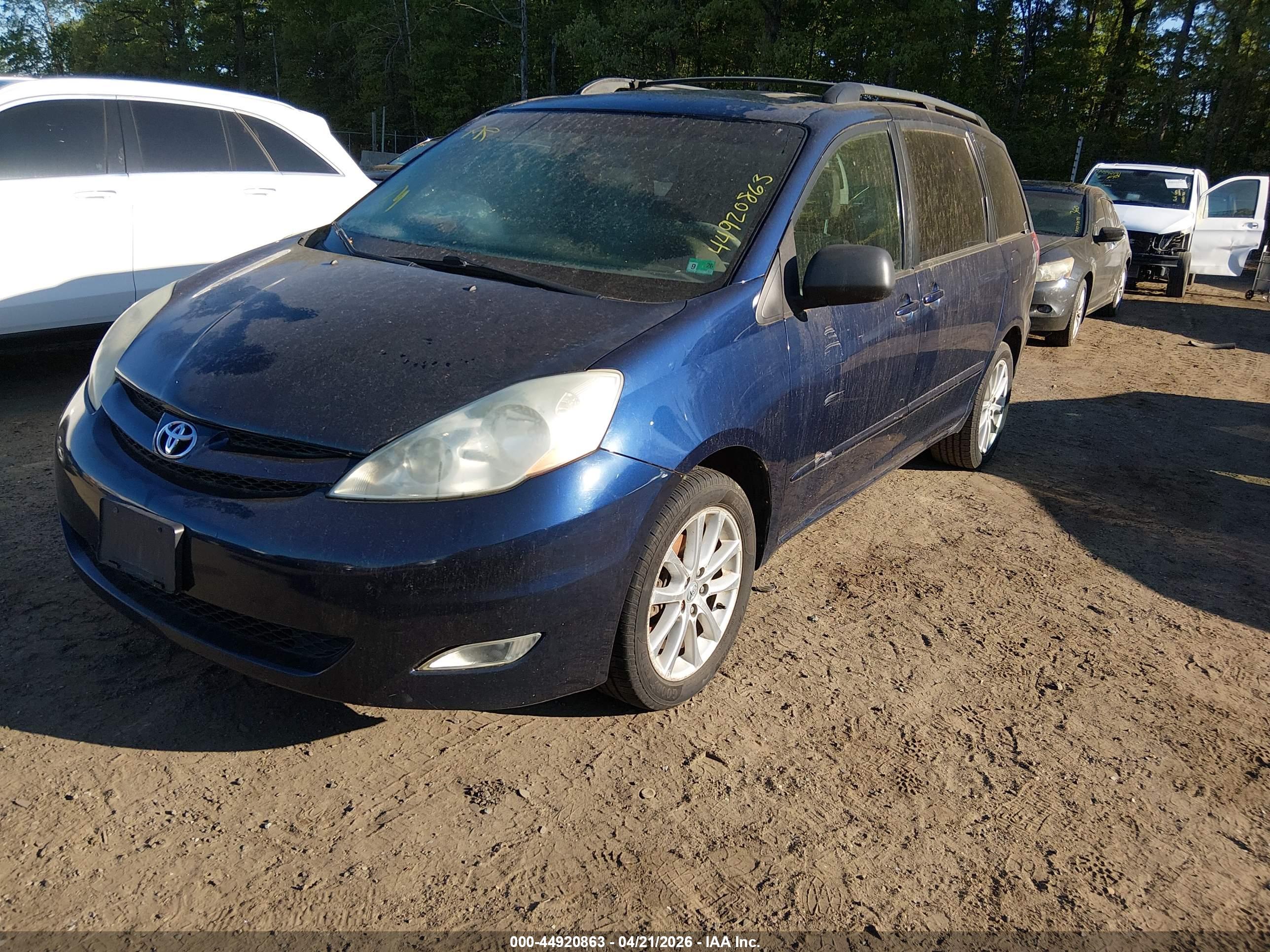 TOYOTA SIENNA image 2