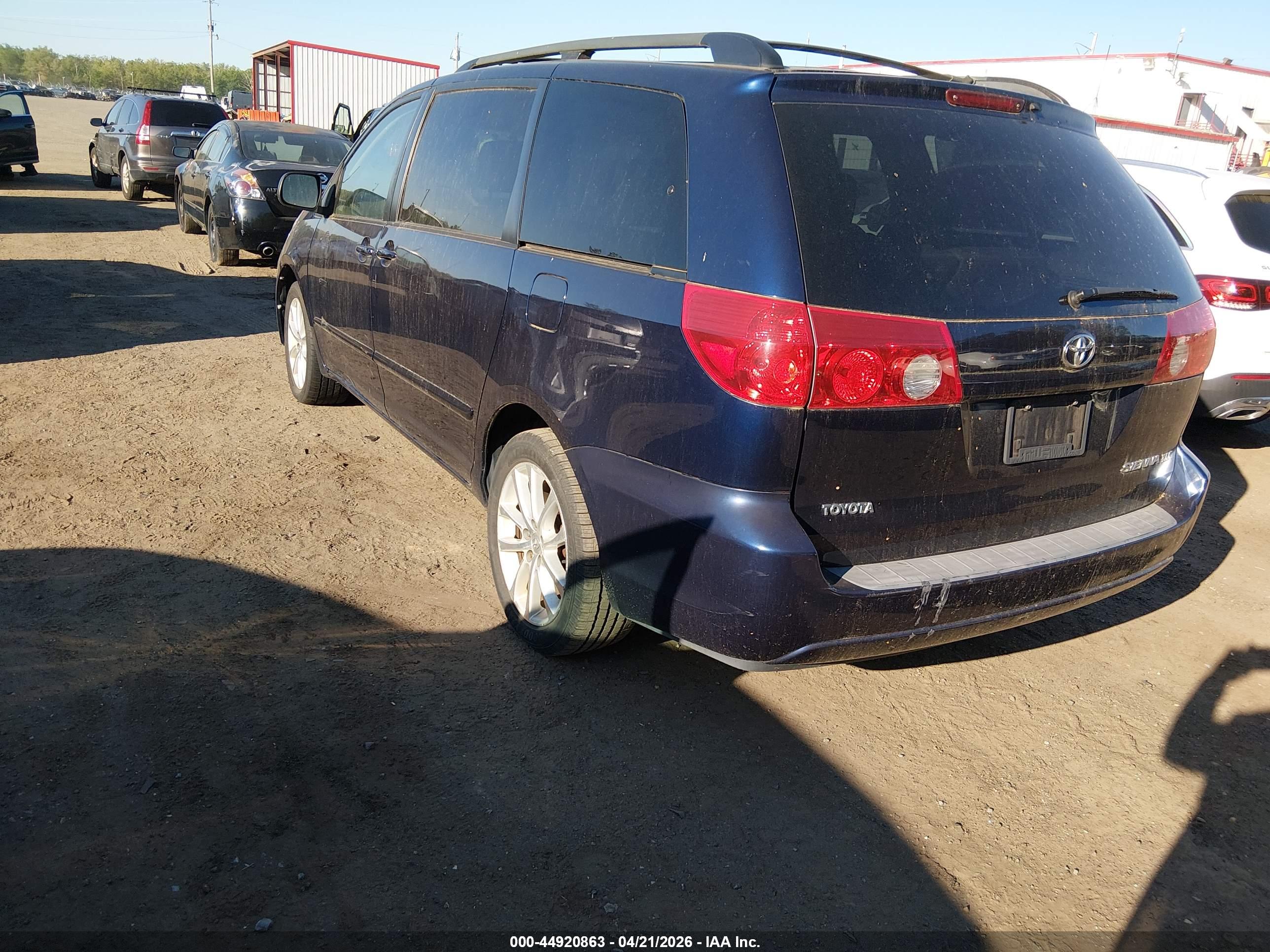 TOYOTA SIENNA image 3