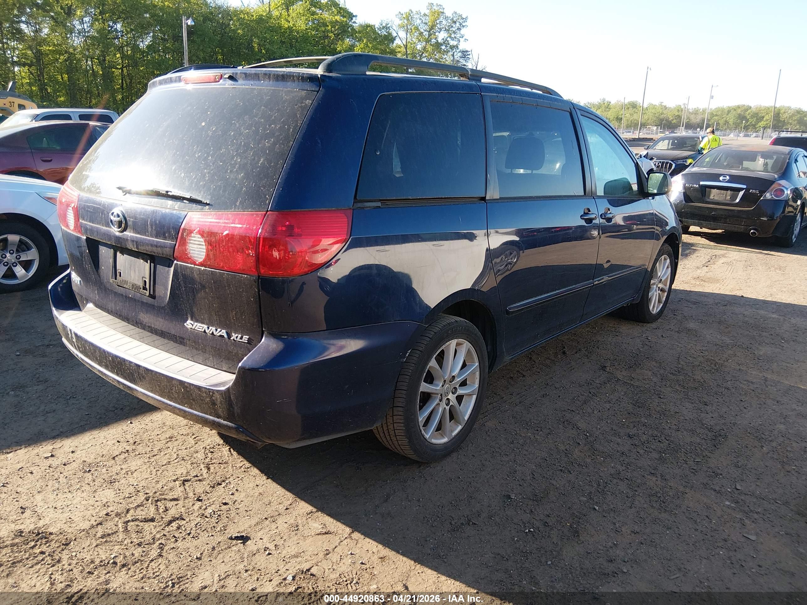 TOYOTA SIENNA image 4