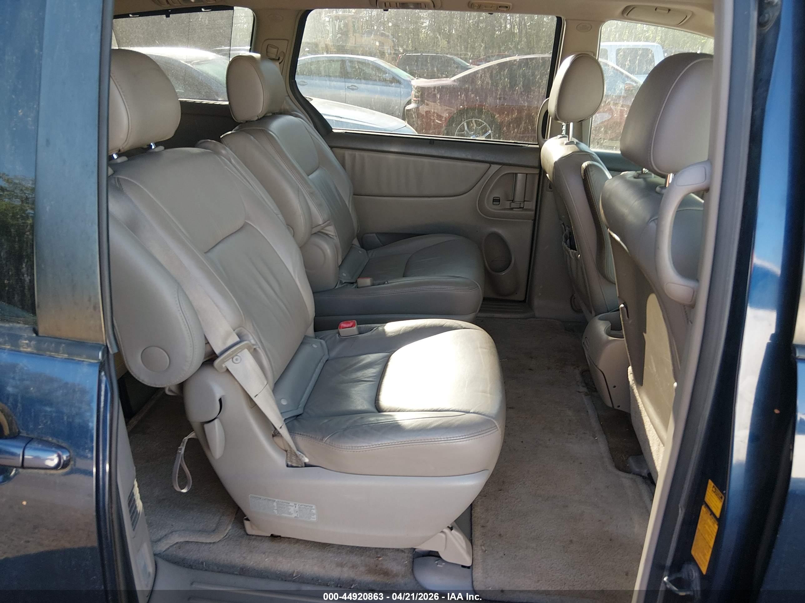 TOYOTA SIENNA image 8