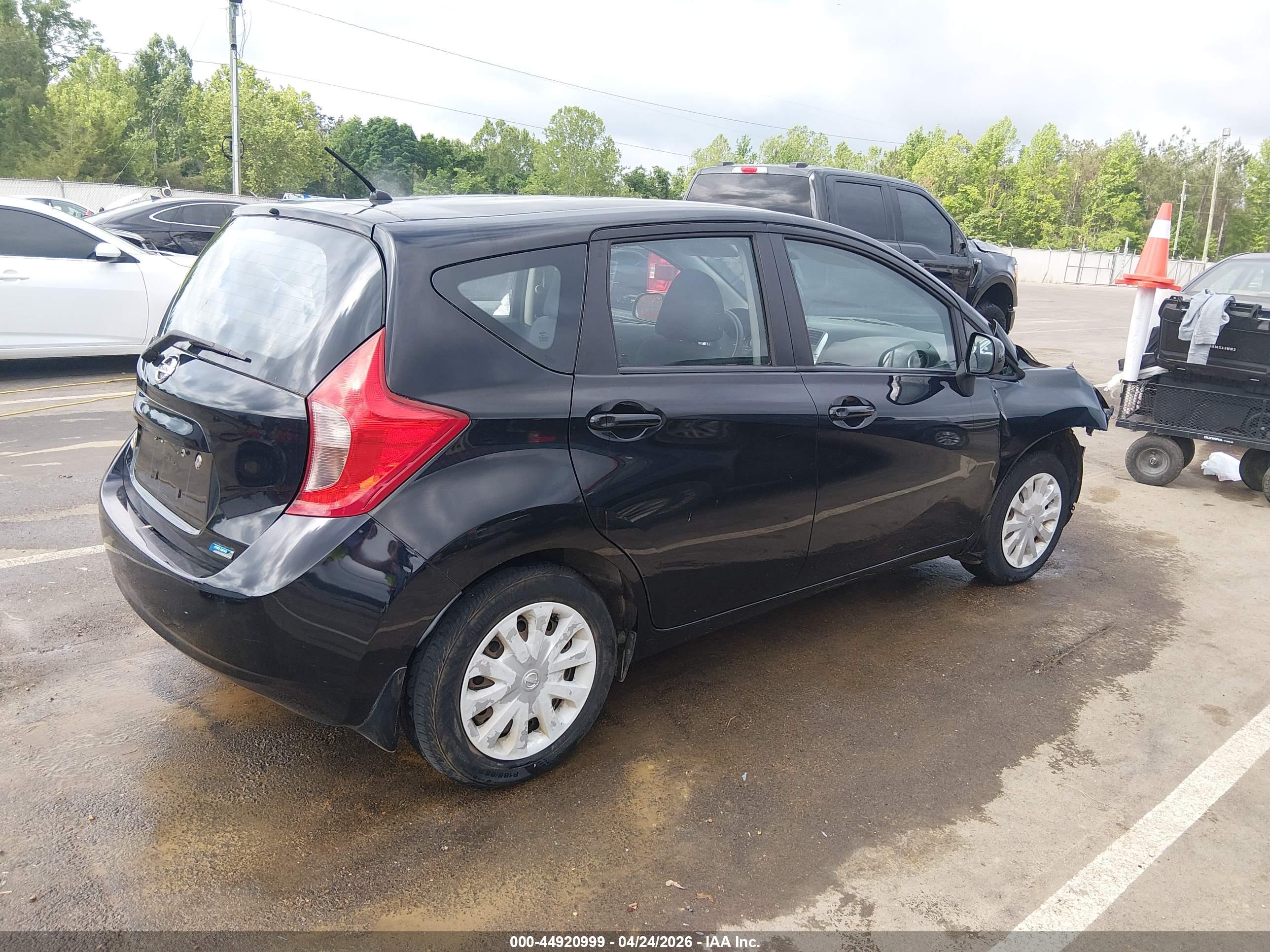NISSAN VERSA image 4