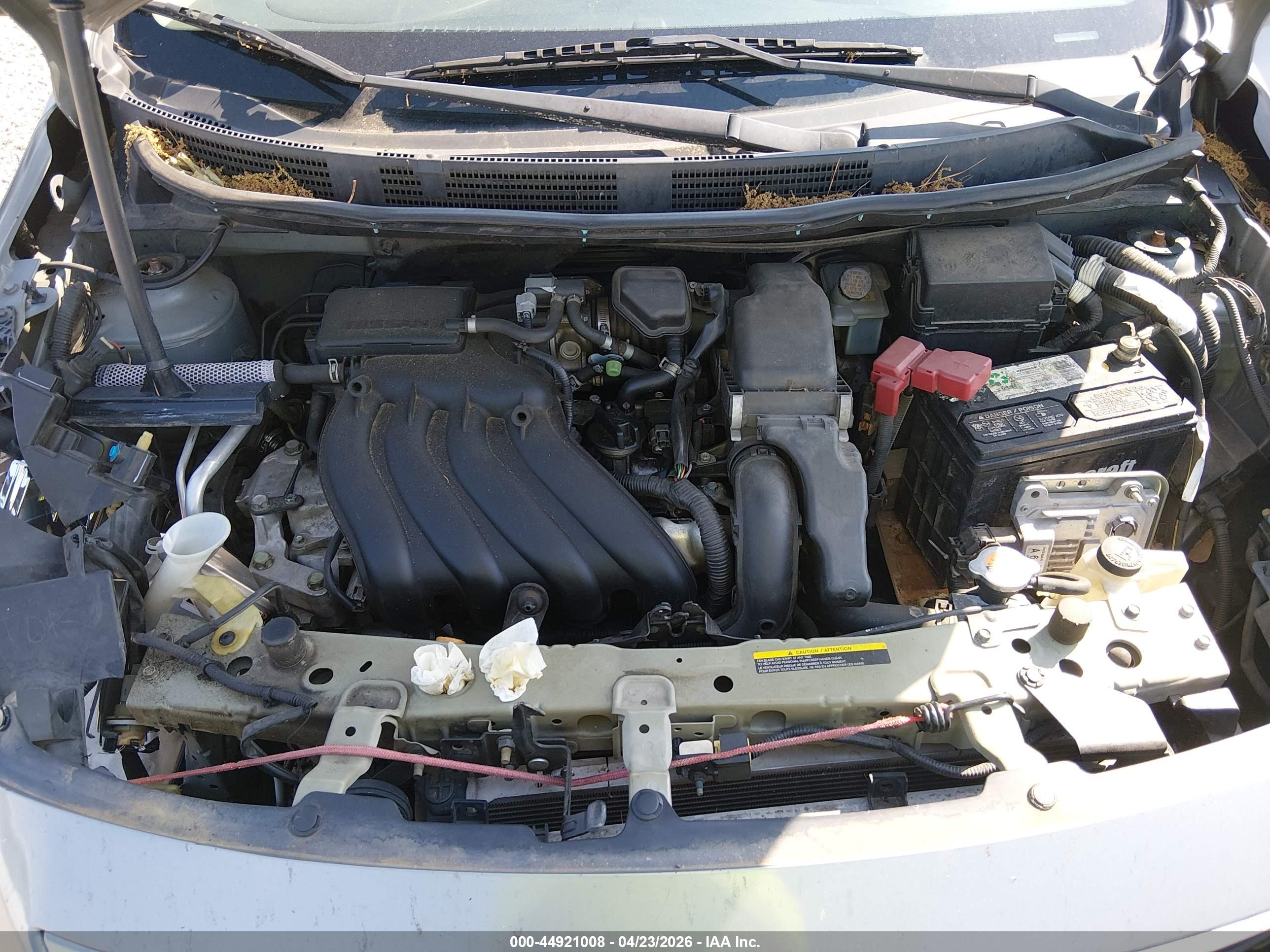 NISSAN VERSA image 10