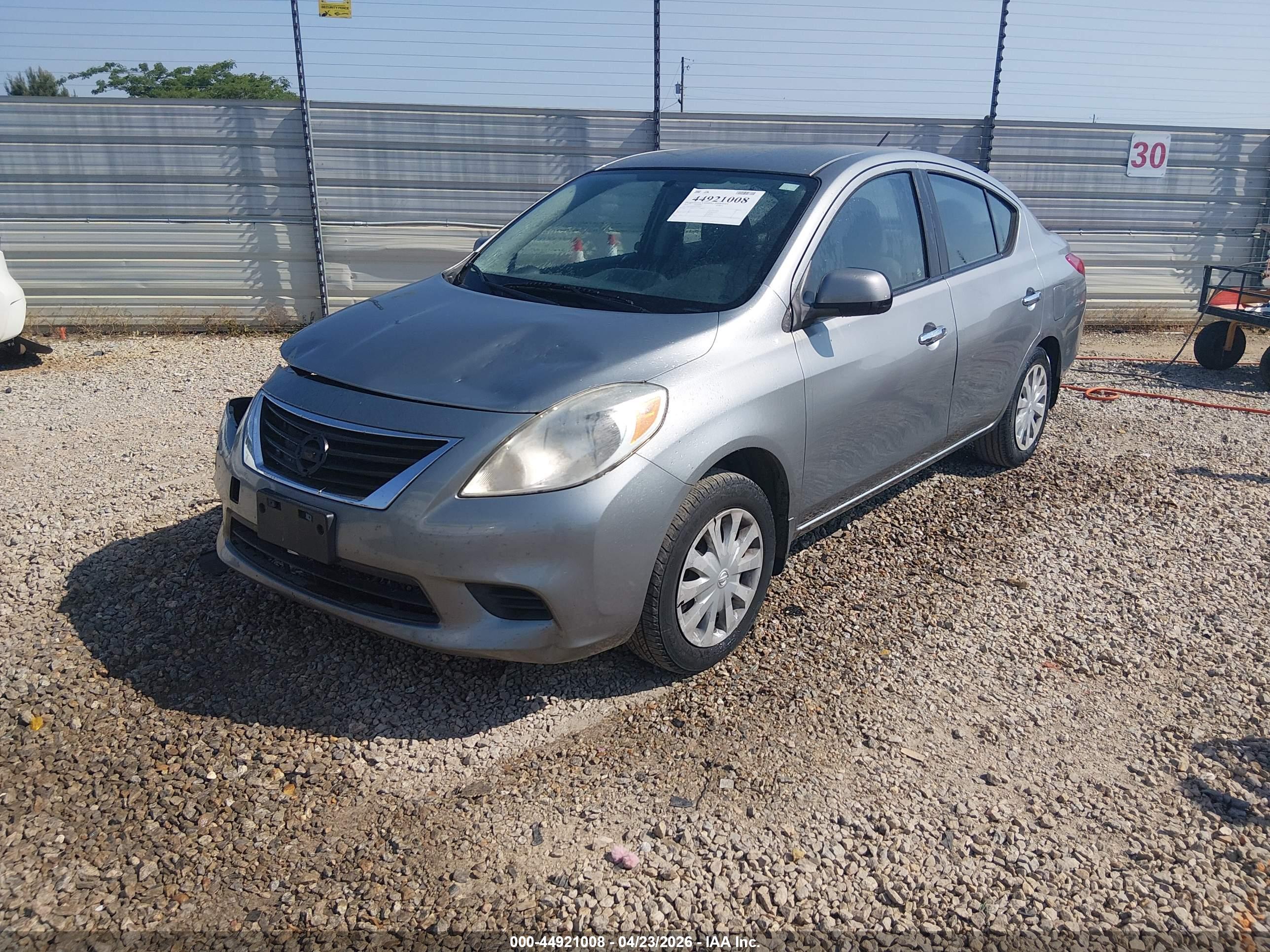 NISSAN VERSA image 2