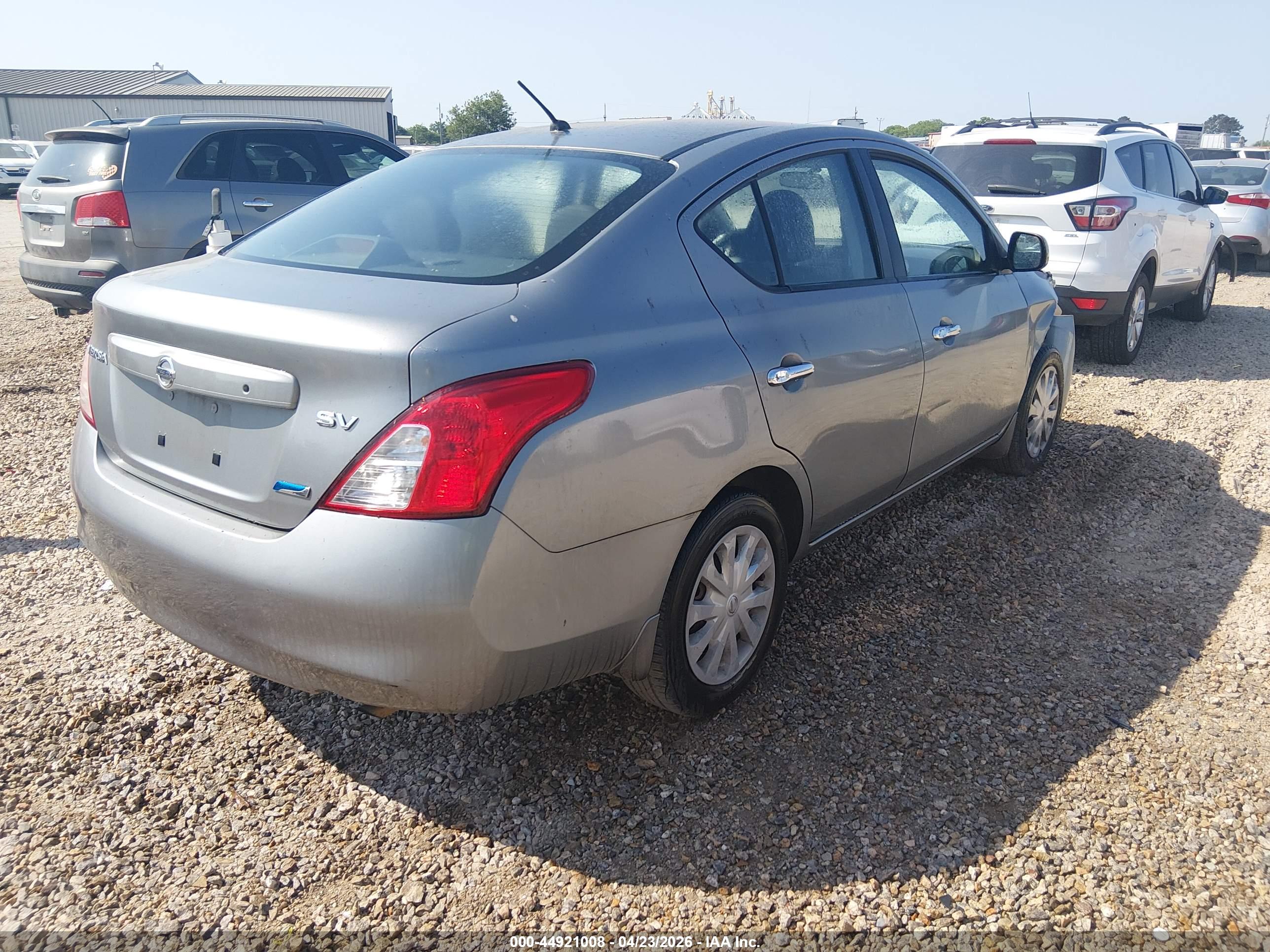 NISSAN VERSA image 4