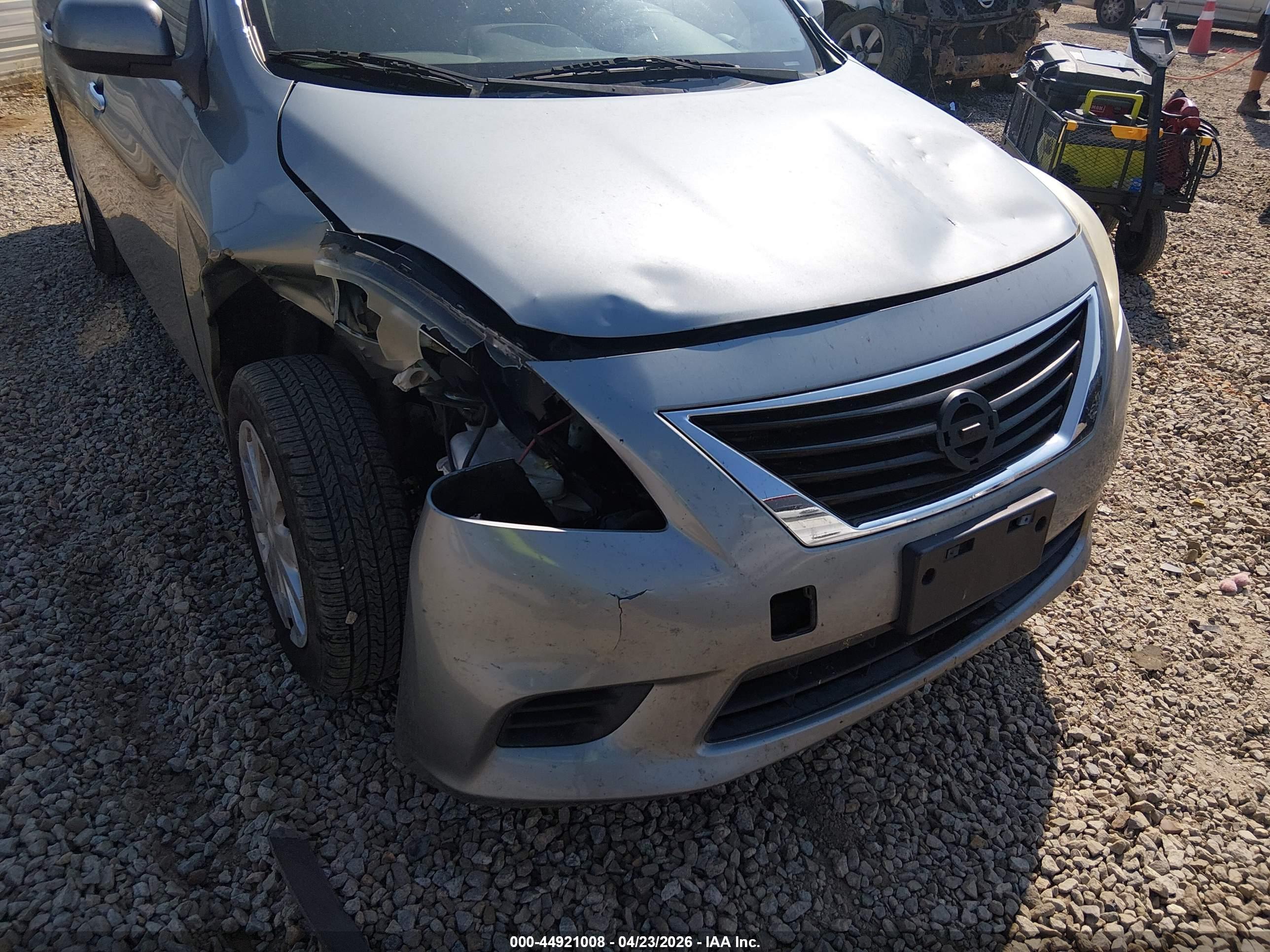 NISSAN VERSA image 6