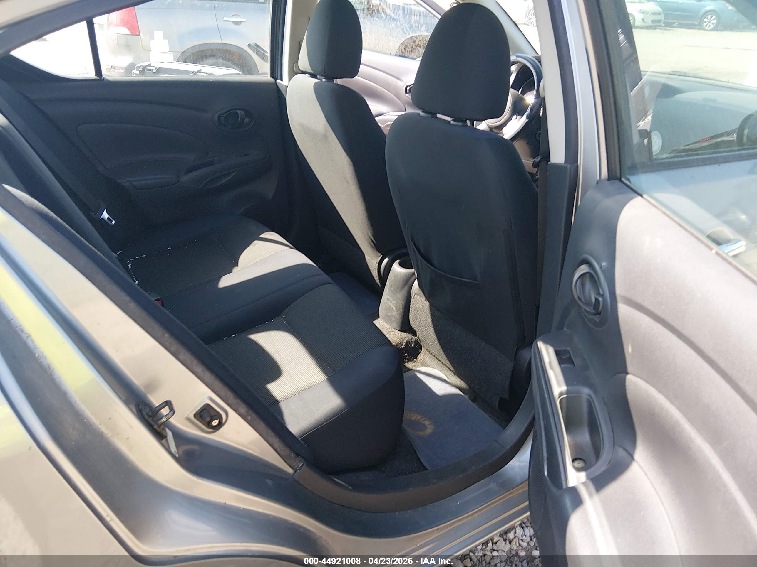 NISSAN VERSA image 8