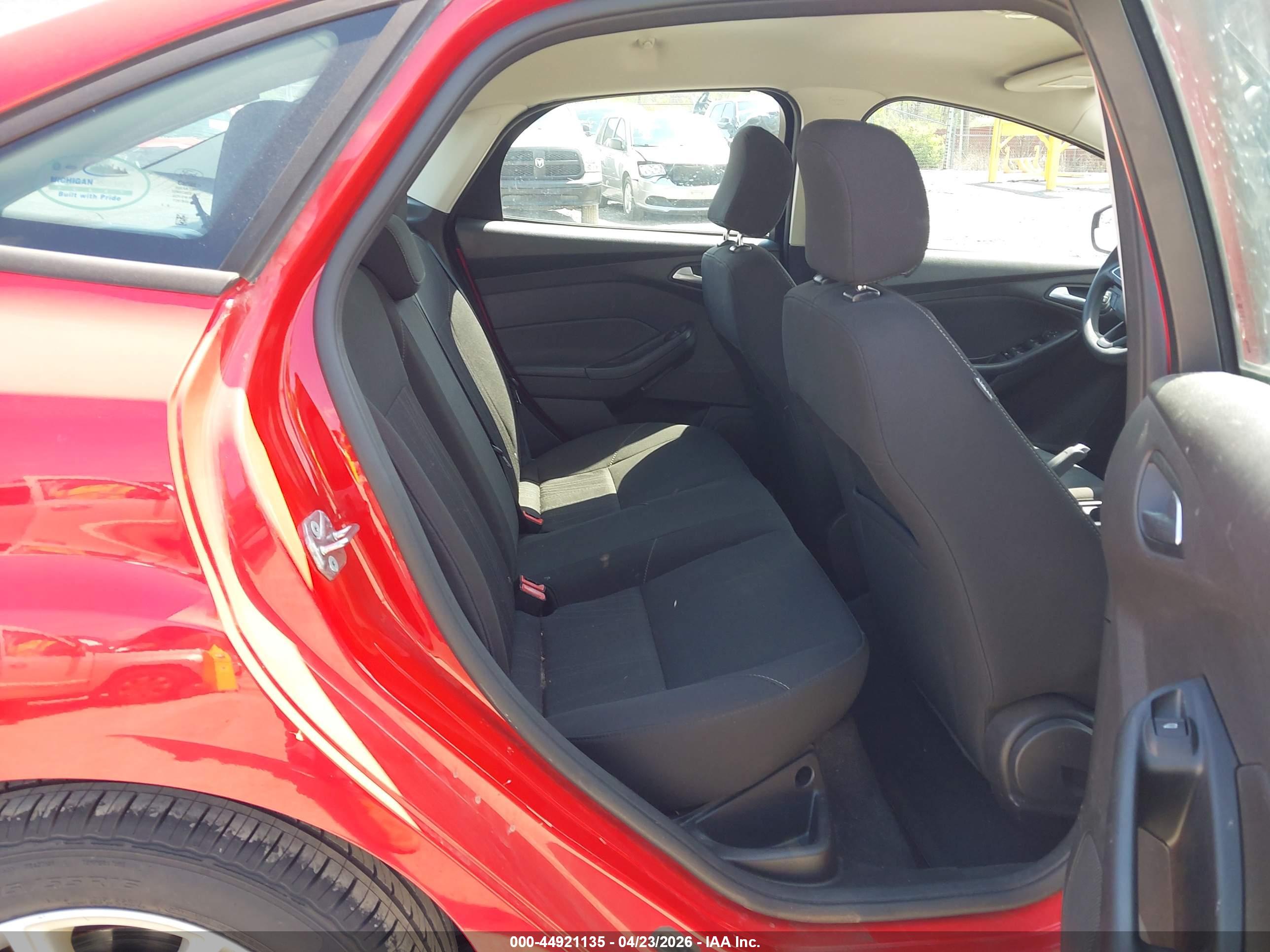 FORD FOCUS image 8