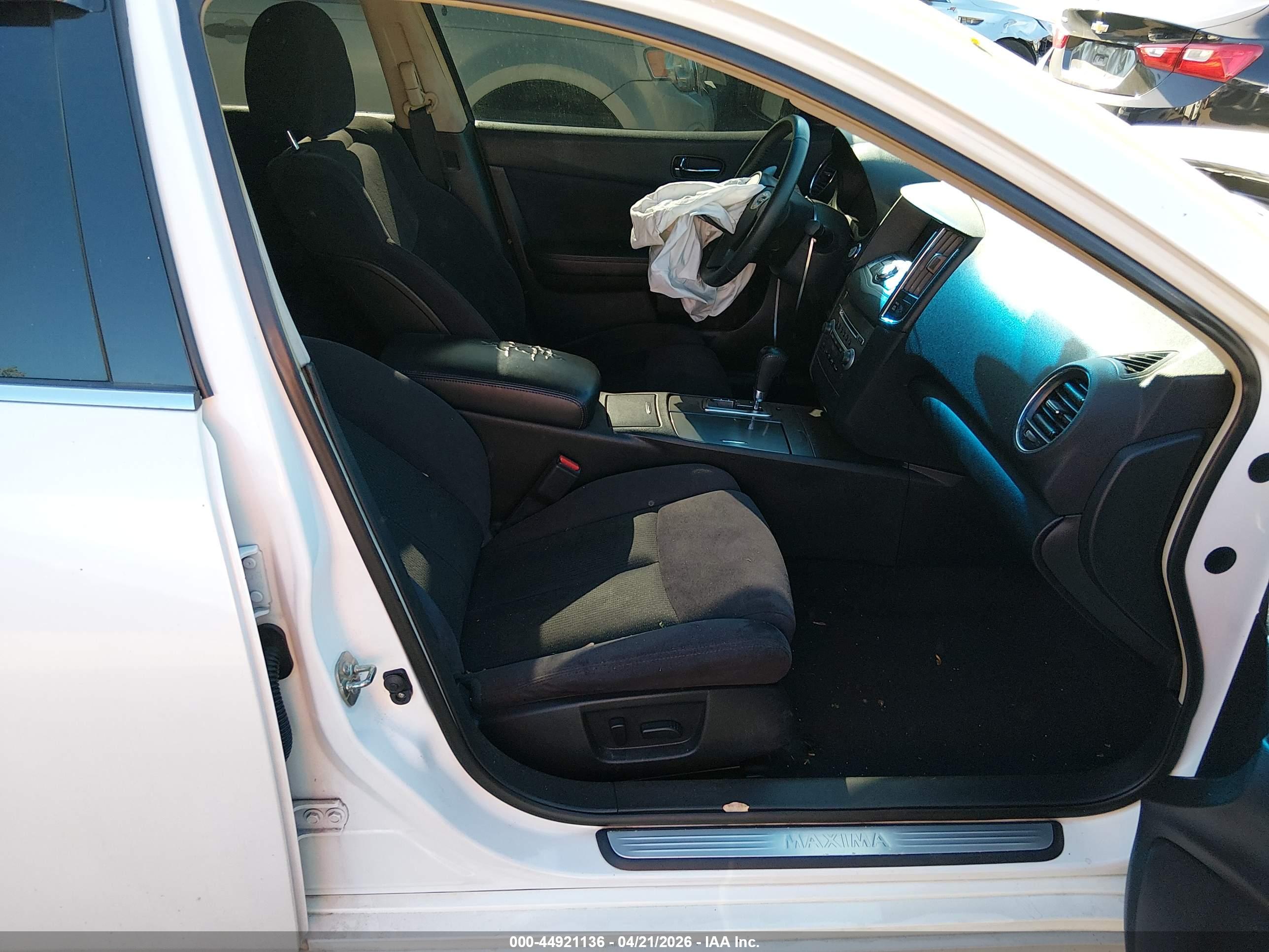 NISSAN MAXIMA image 5