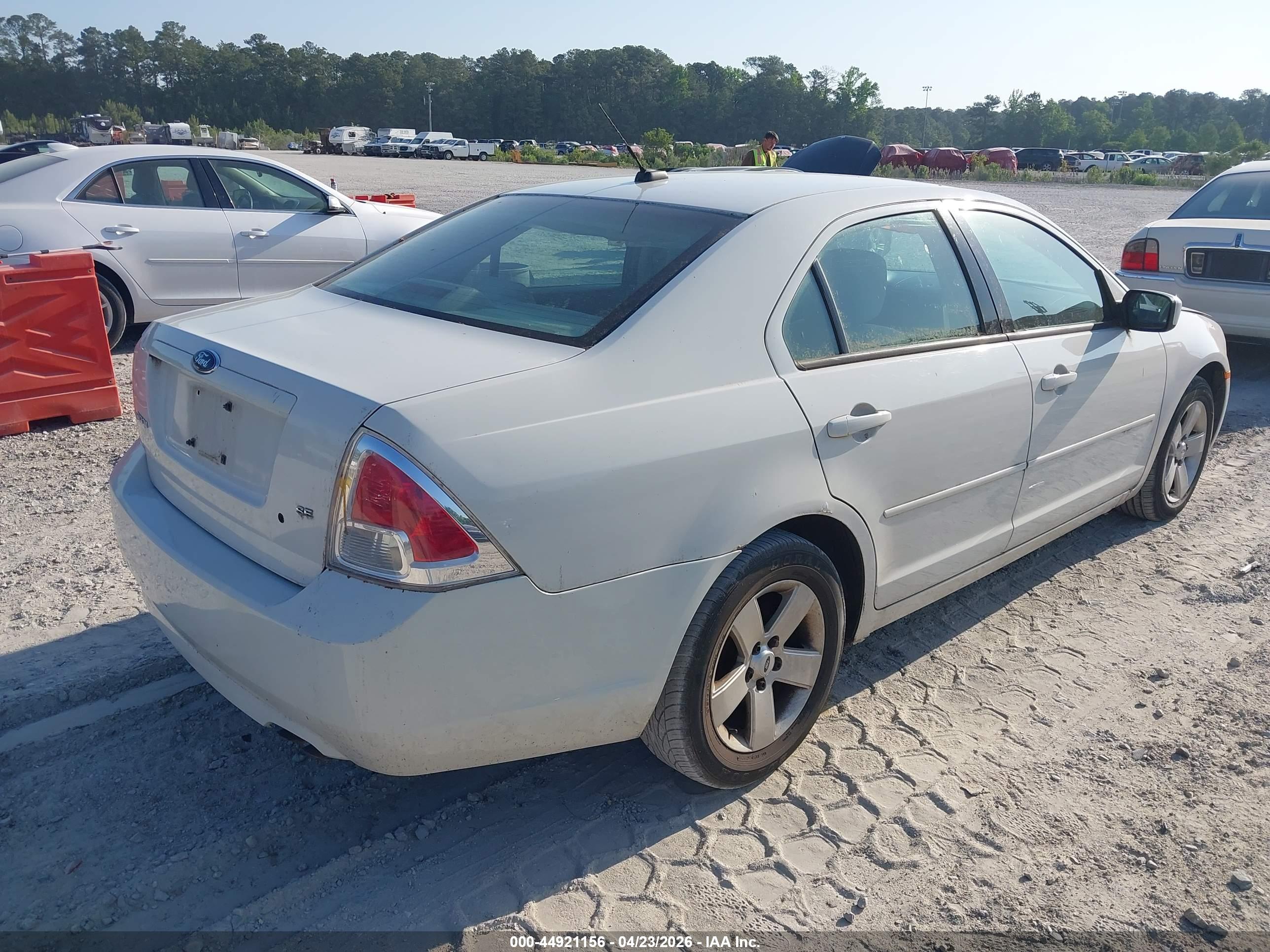 FORD FUSION image 4
