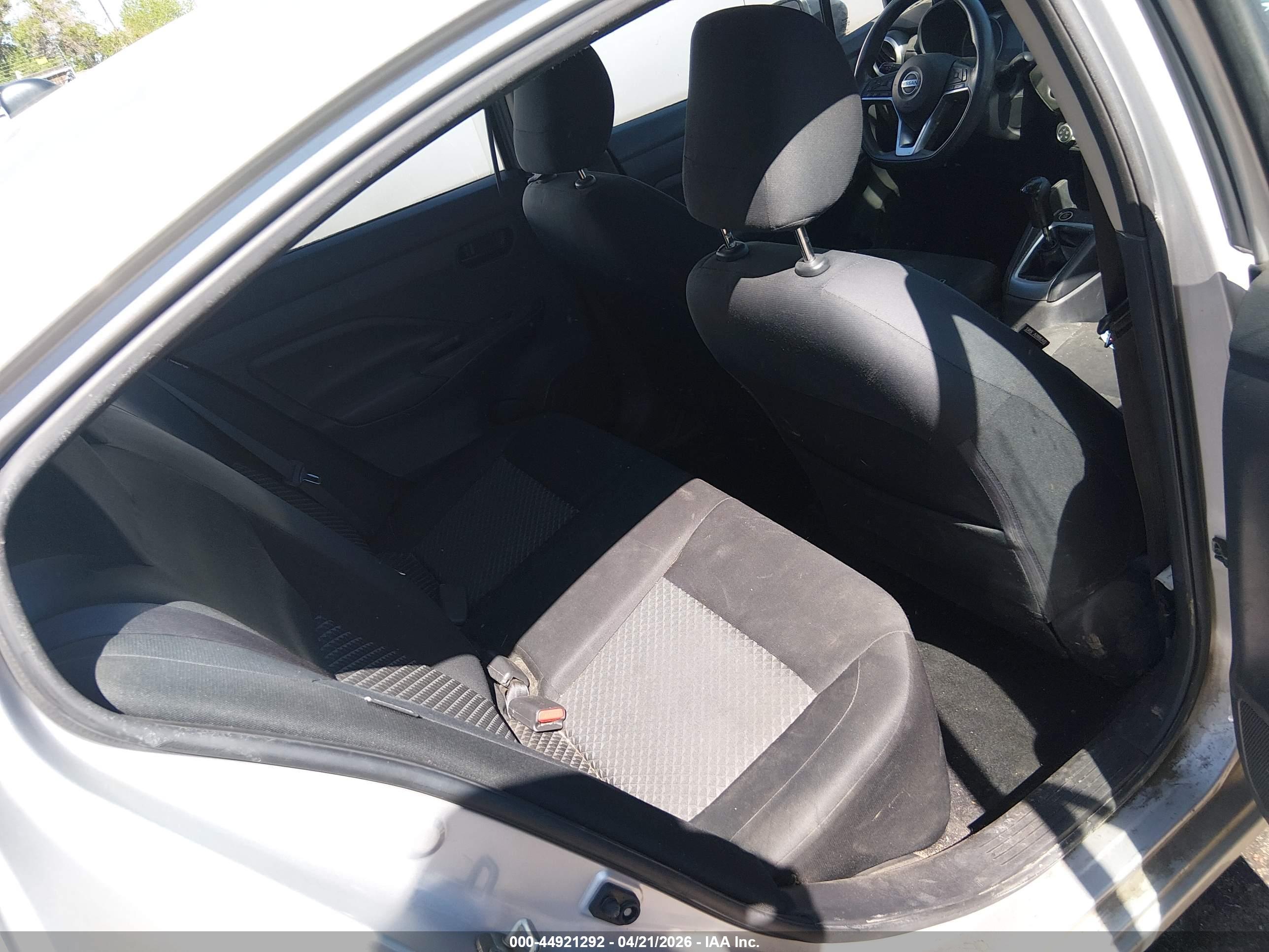 NISSAN VERSA image 8