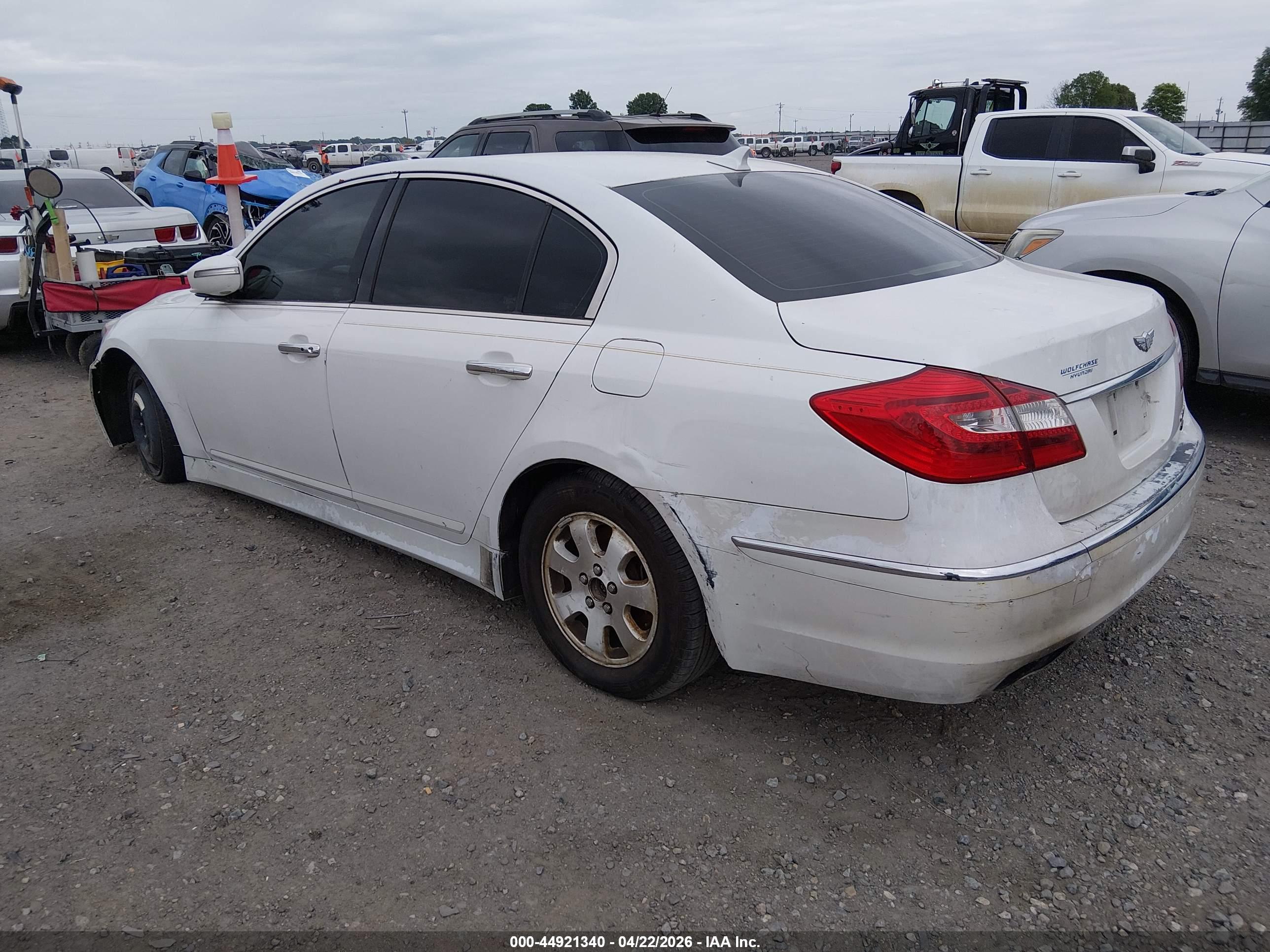 HYUNDAI GENESIS image 3
