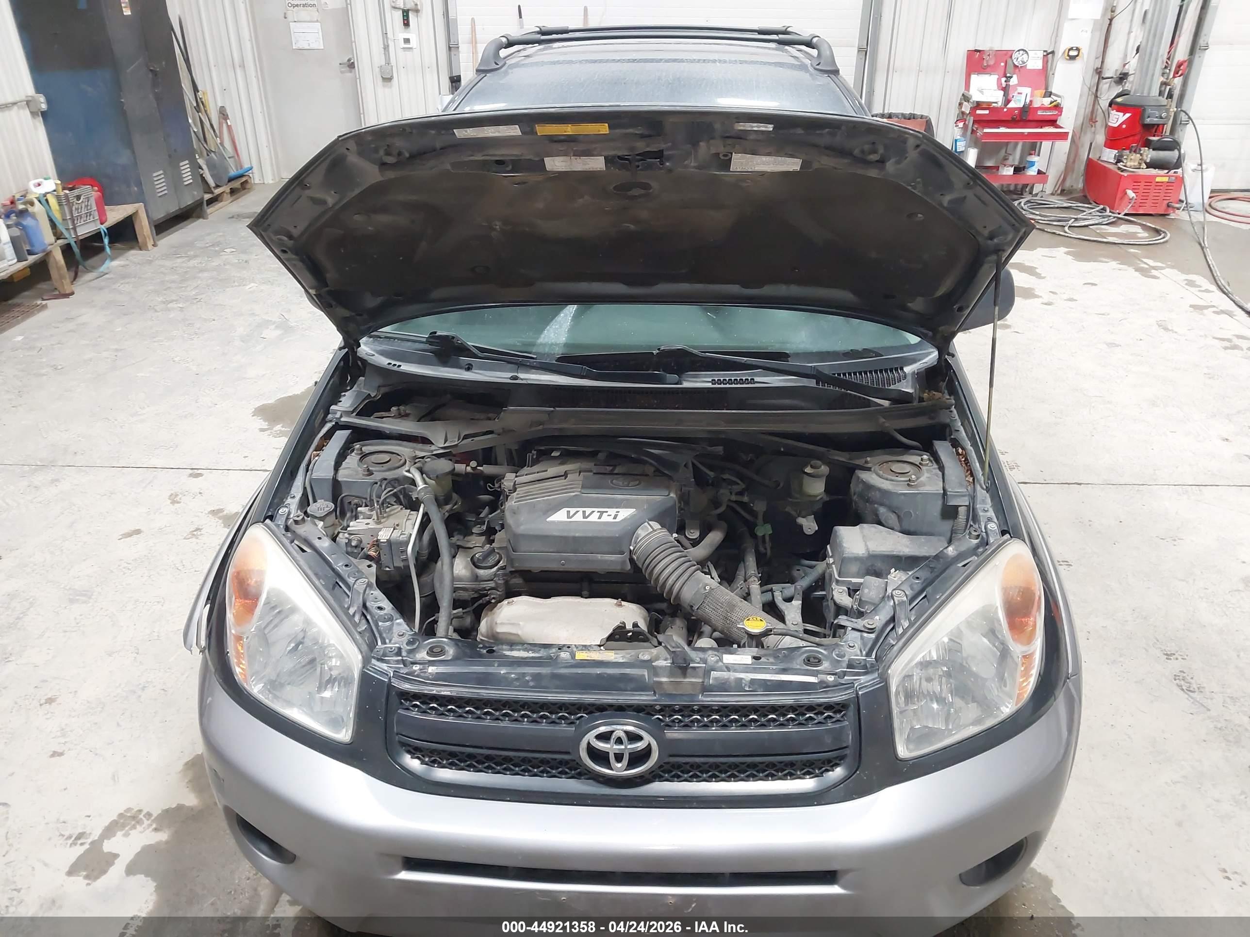 TOYOTA RAV4 image 10