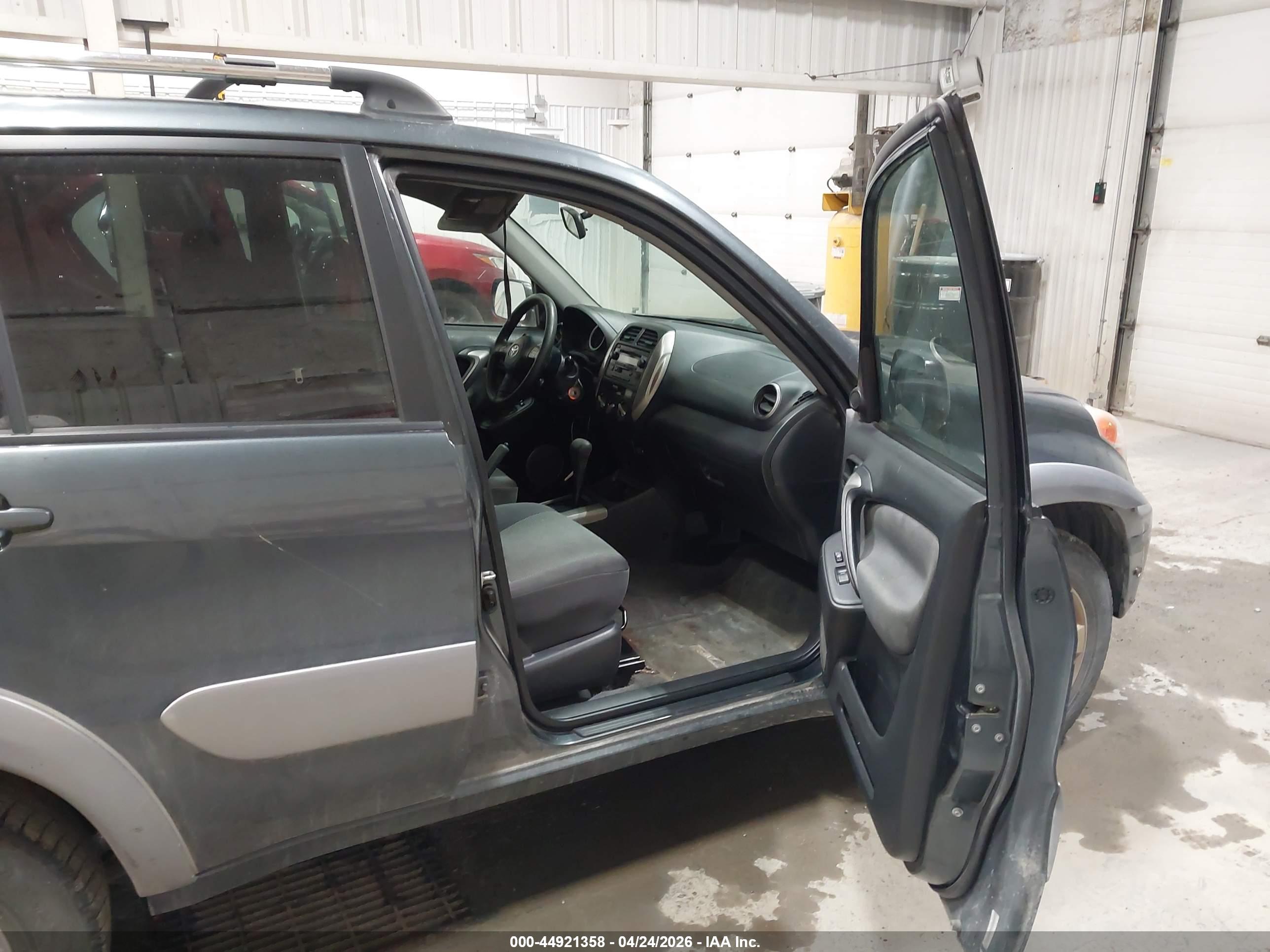 TOYOTA RAV4 image 5