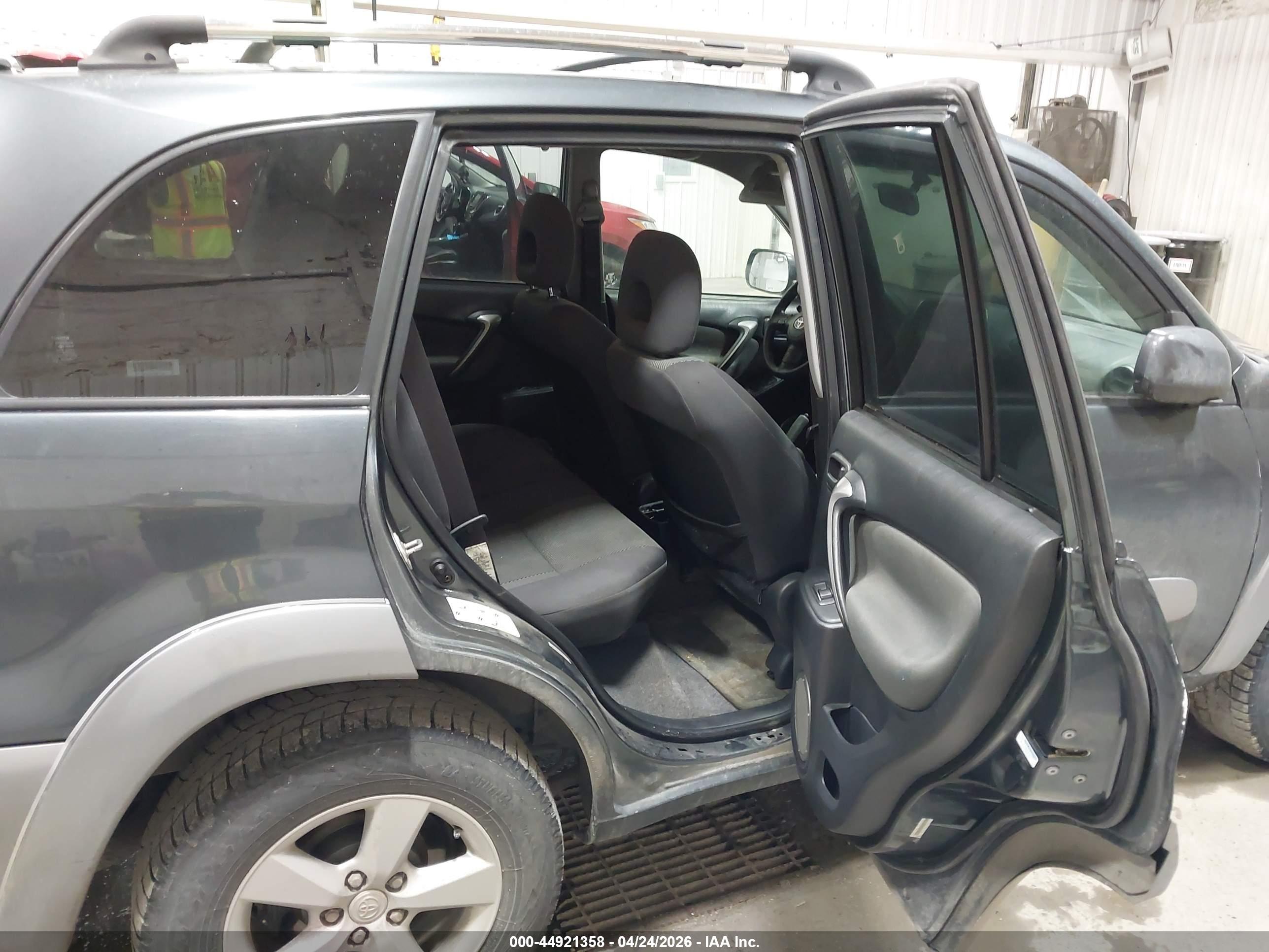 TOYOTA RAV4 image 8
