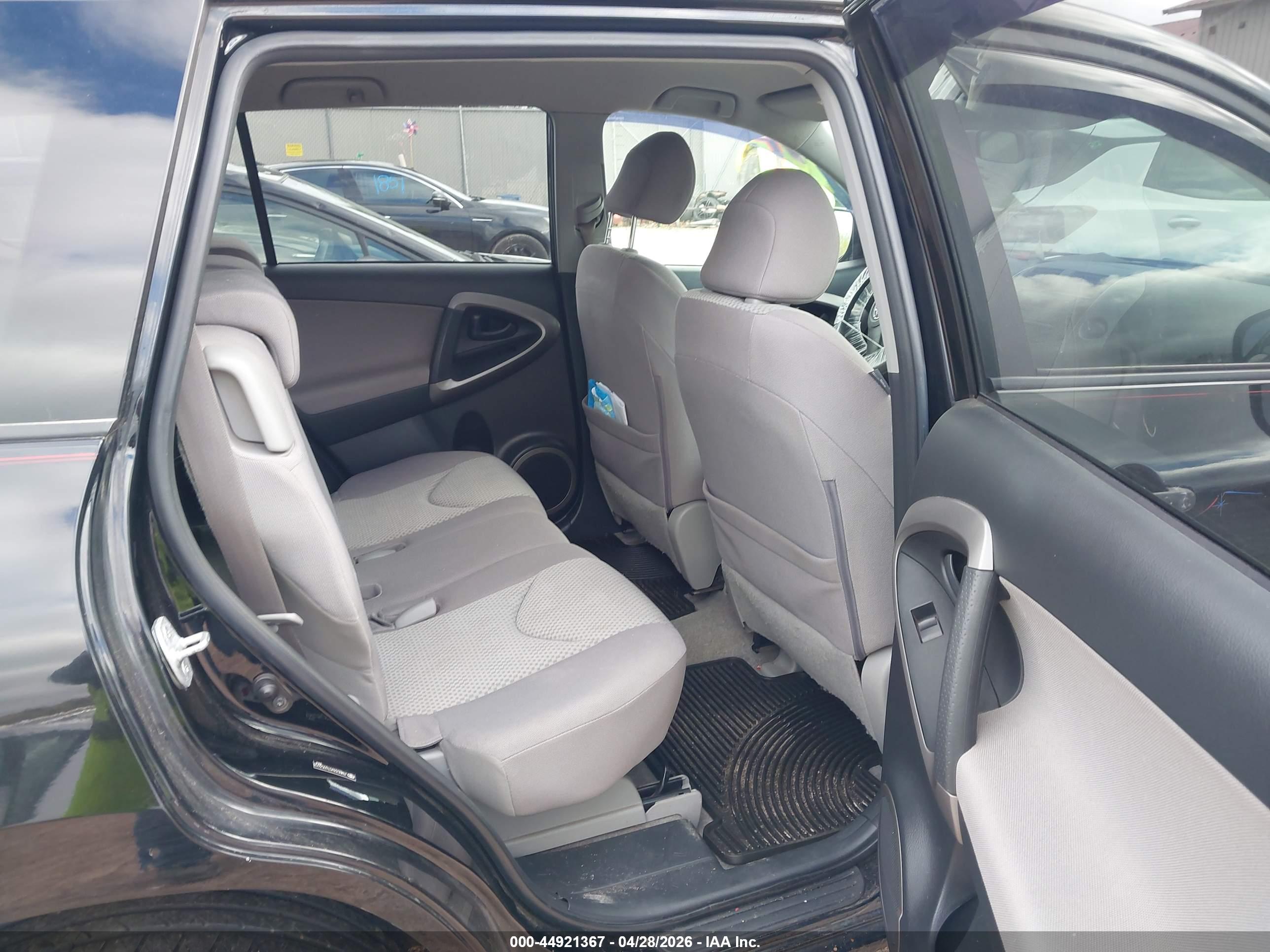 TOYOTA RAV4 image 8