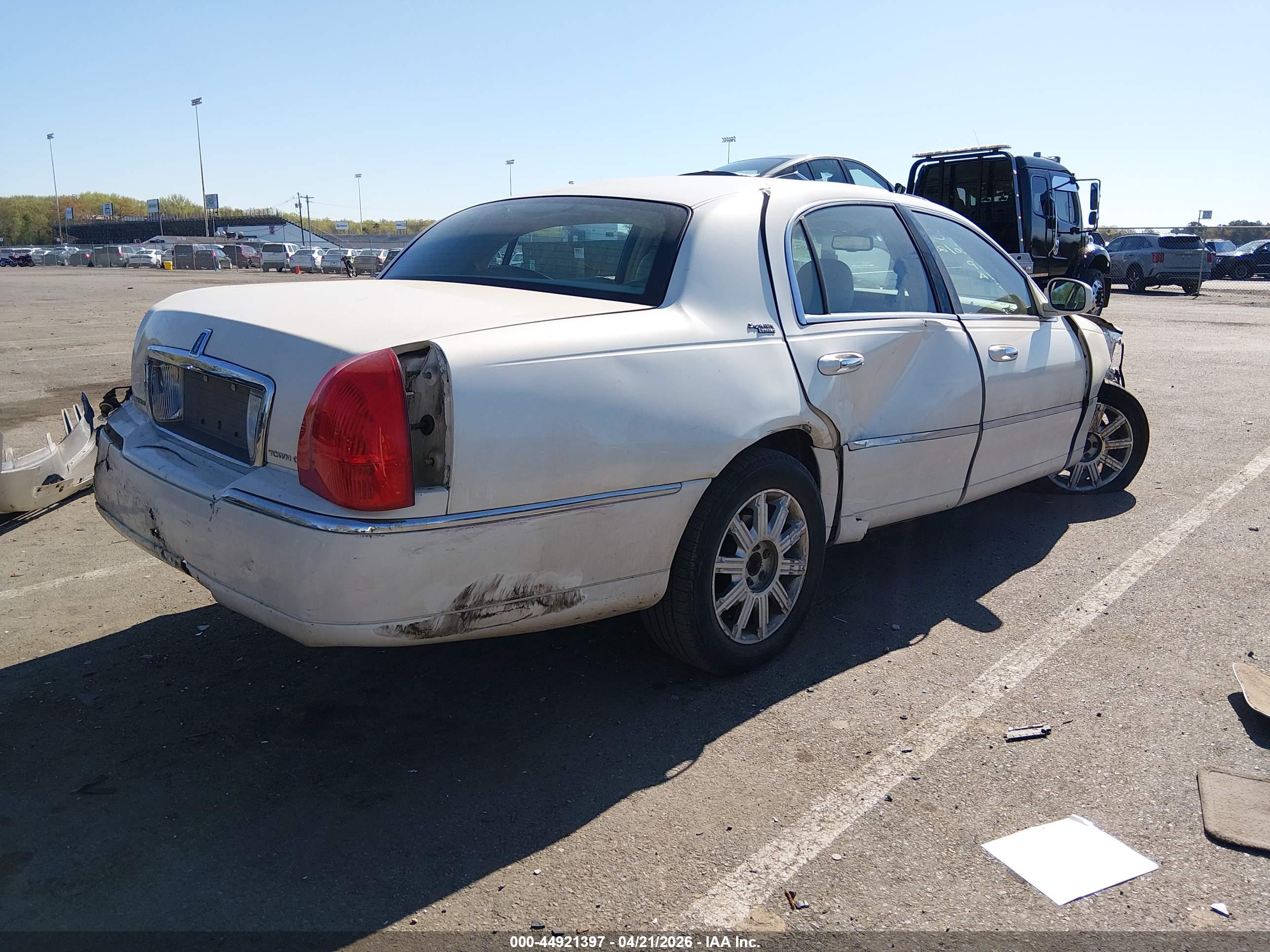 LINCOLN TOWN image 4