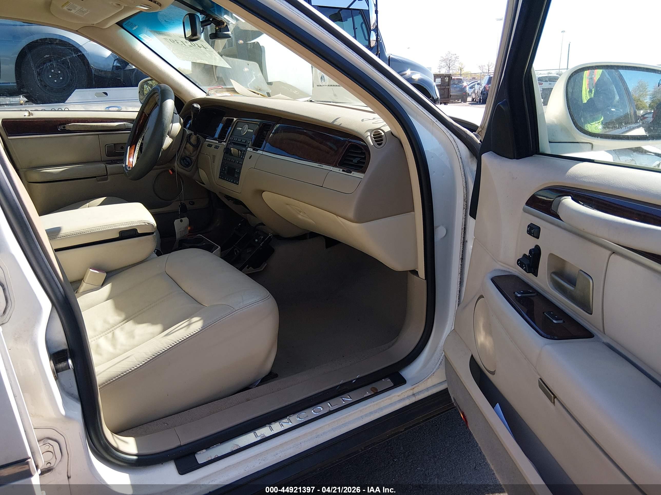 LINCOLN TOWN image 5