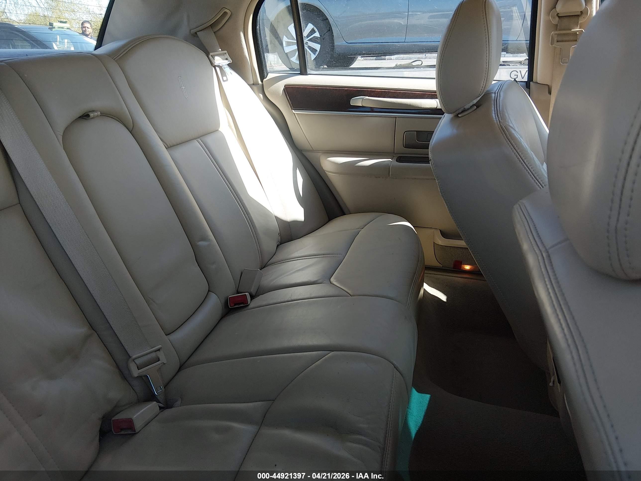 LINCOLN TOWN image 8
