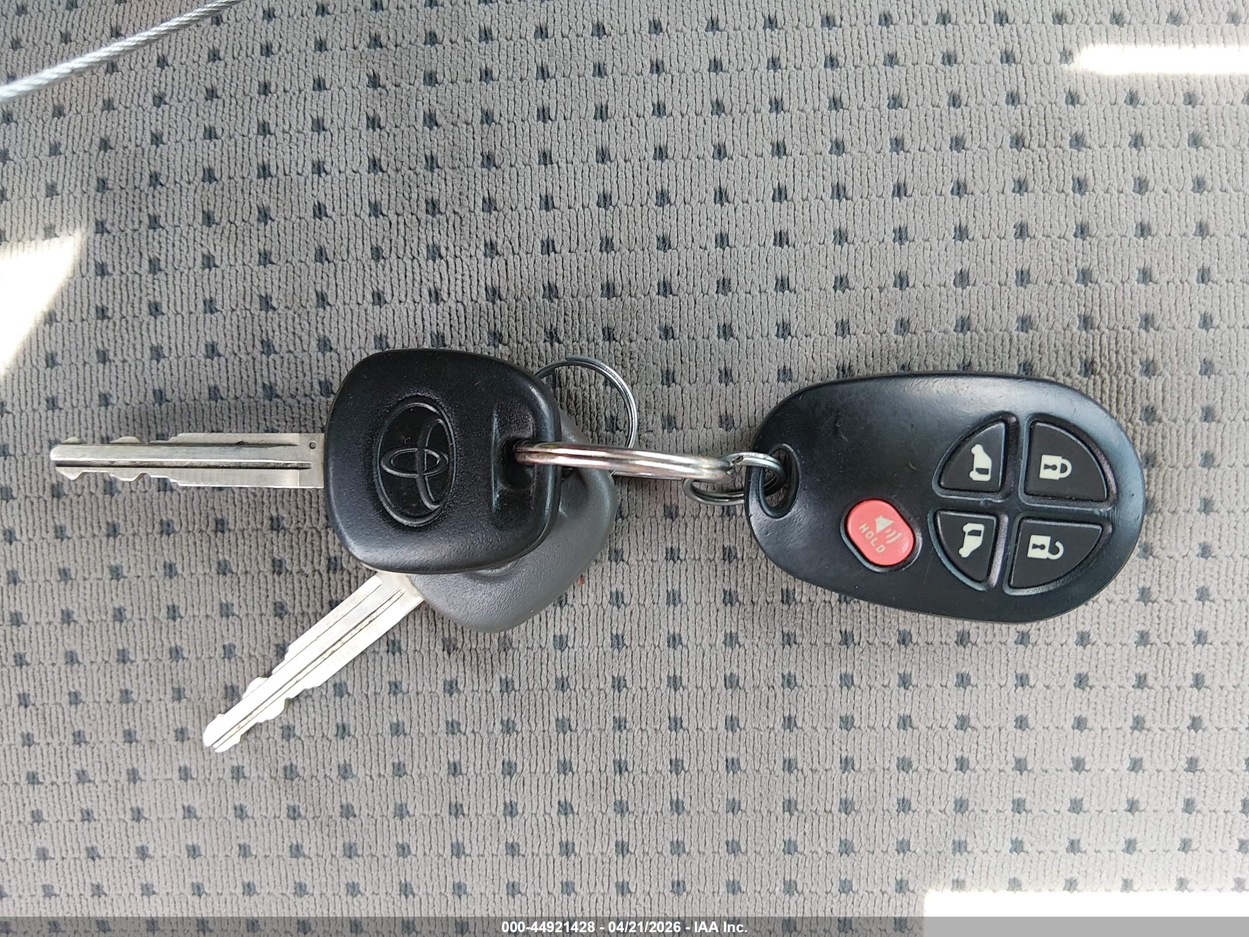 TOYOTA SIENNA image 11