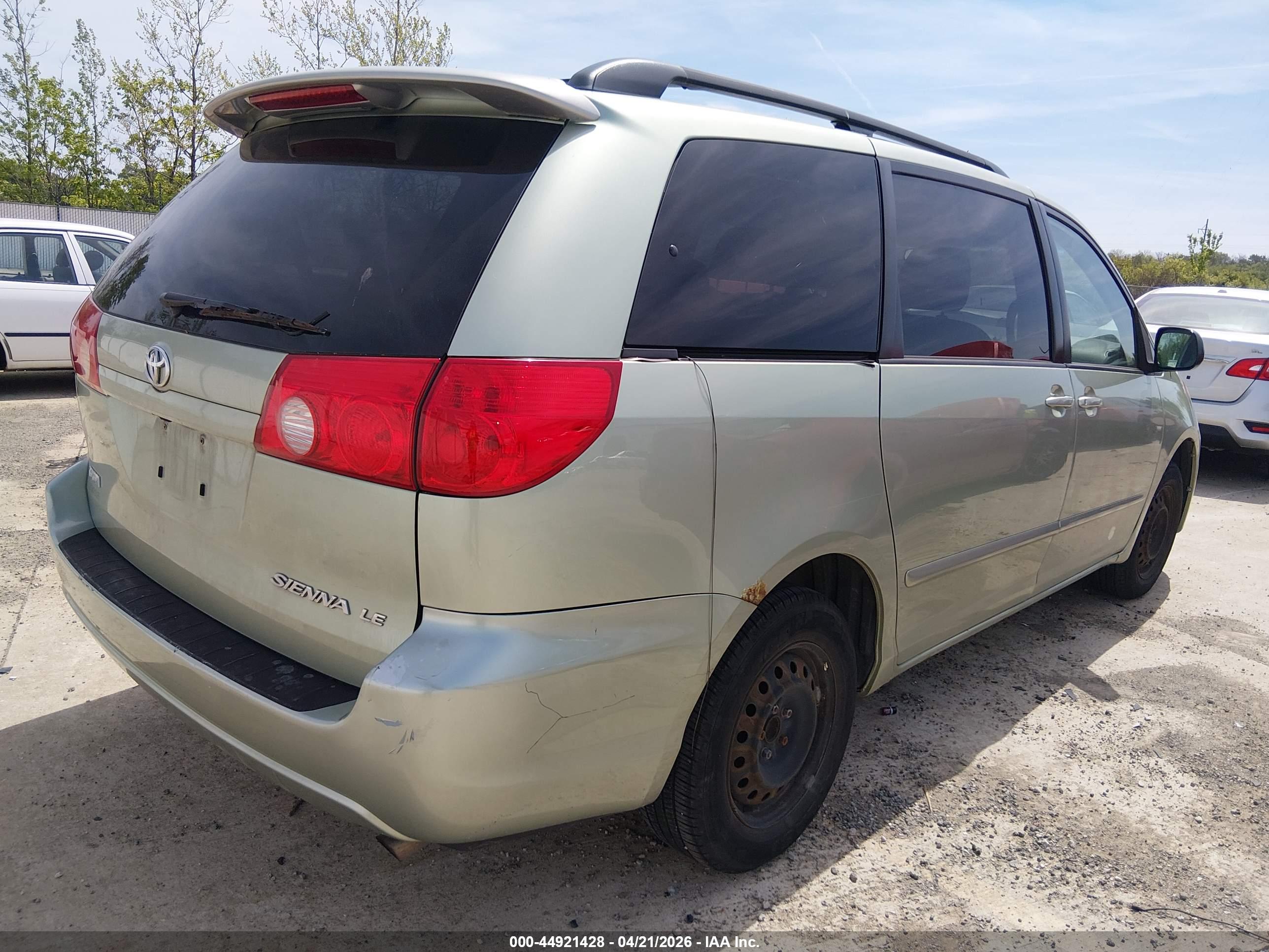 TOYOTA SIENNA image 4