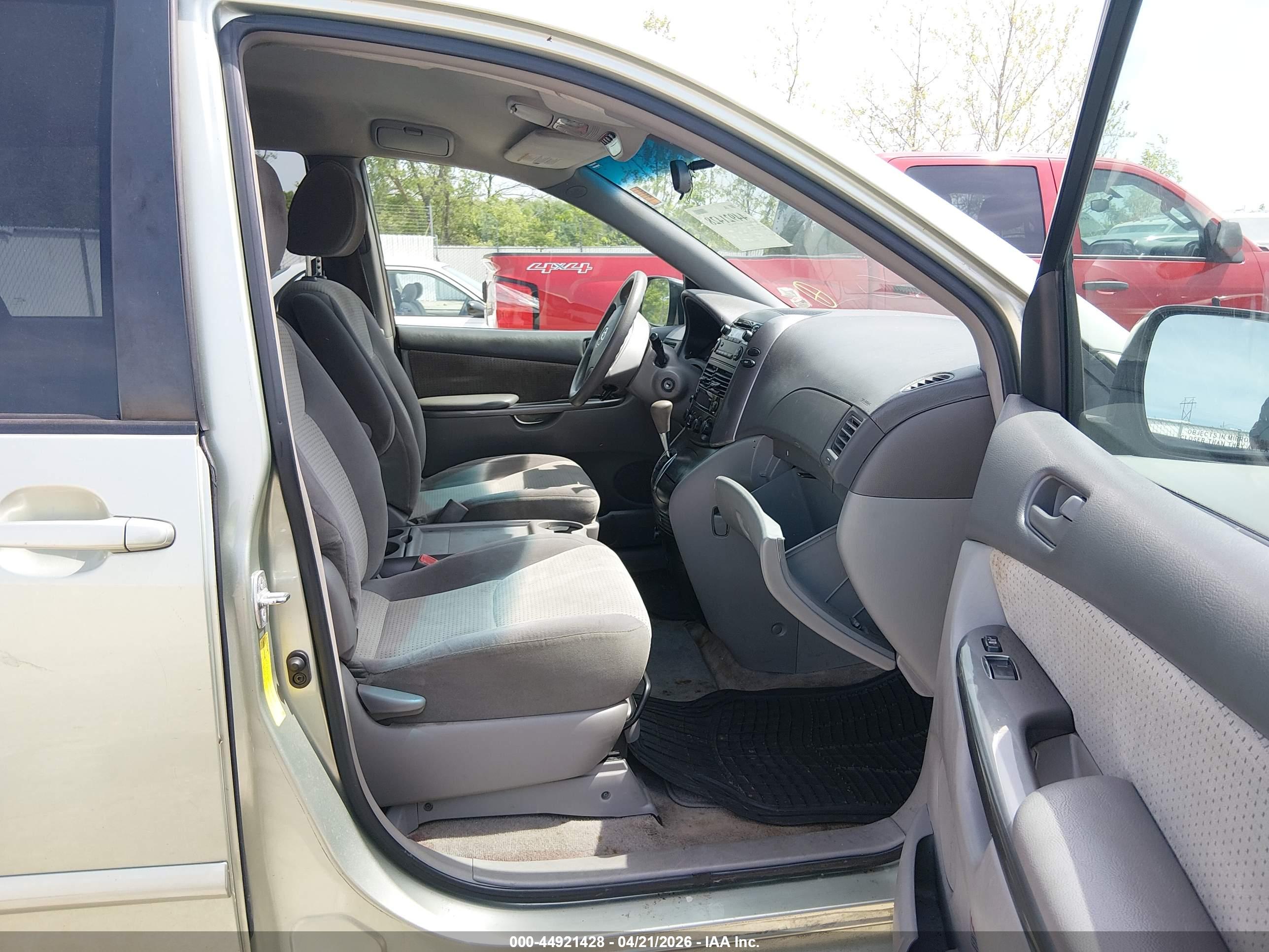 TOYOTA SIENNA image 5