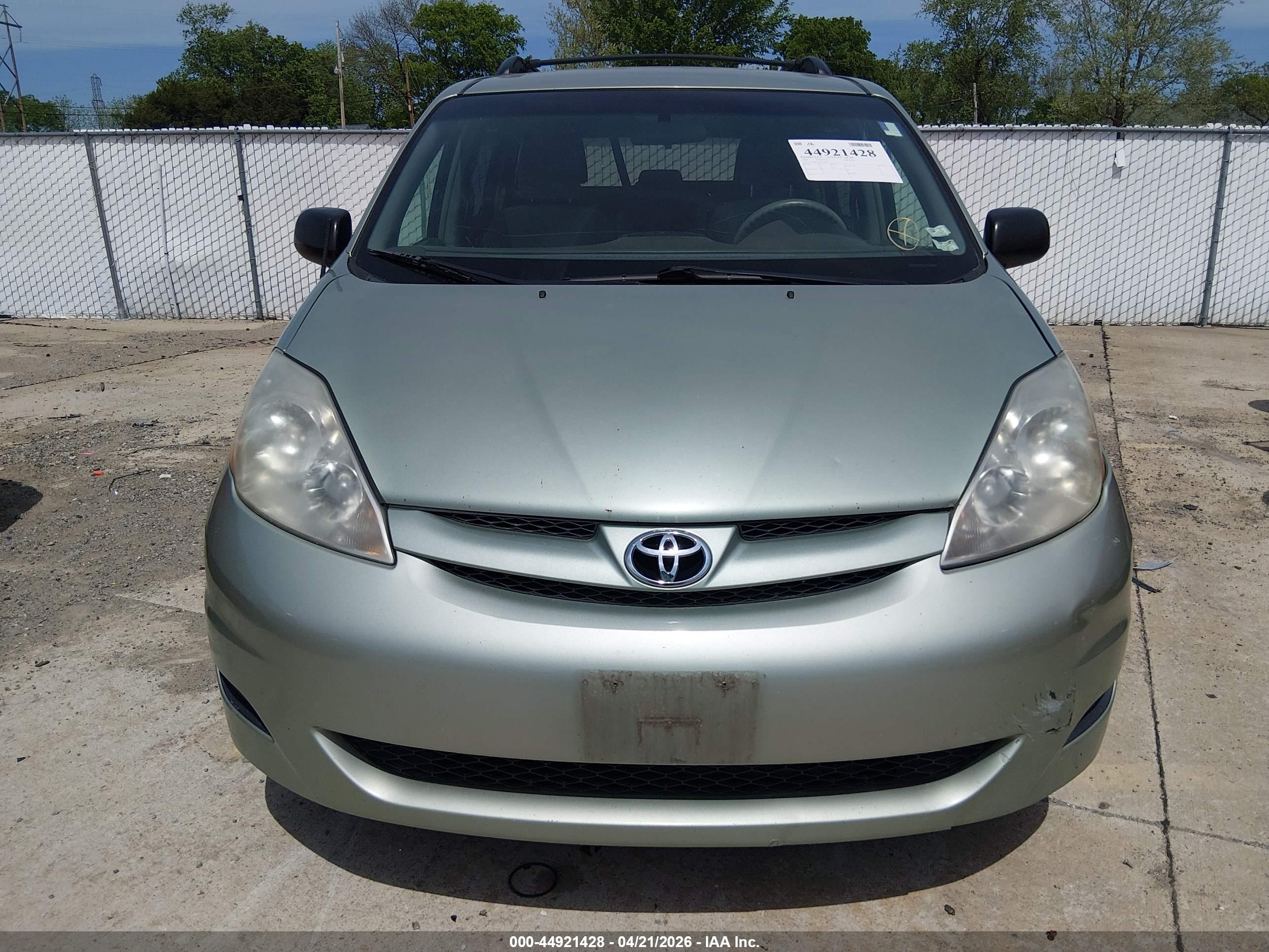 TOYOTA SIENNA image 6
