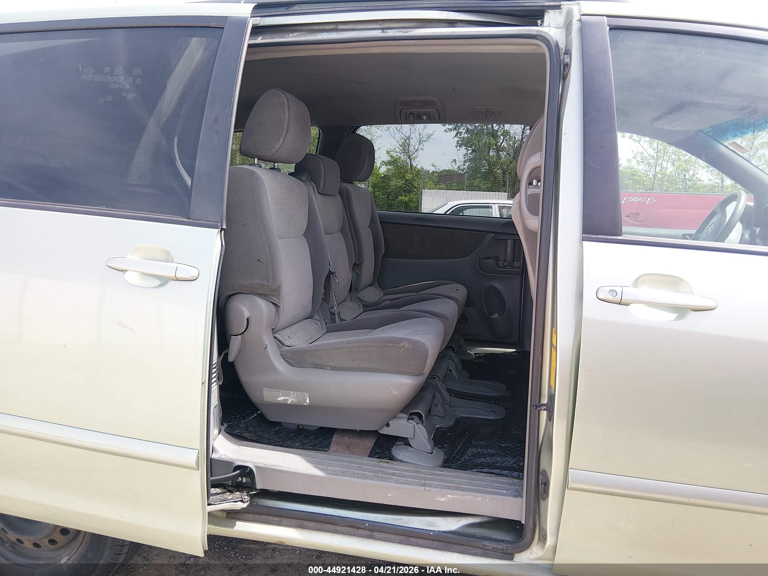 TOYOTA SIENNA image 8
