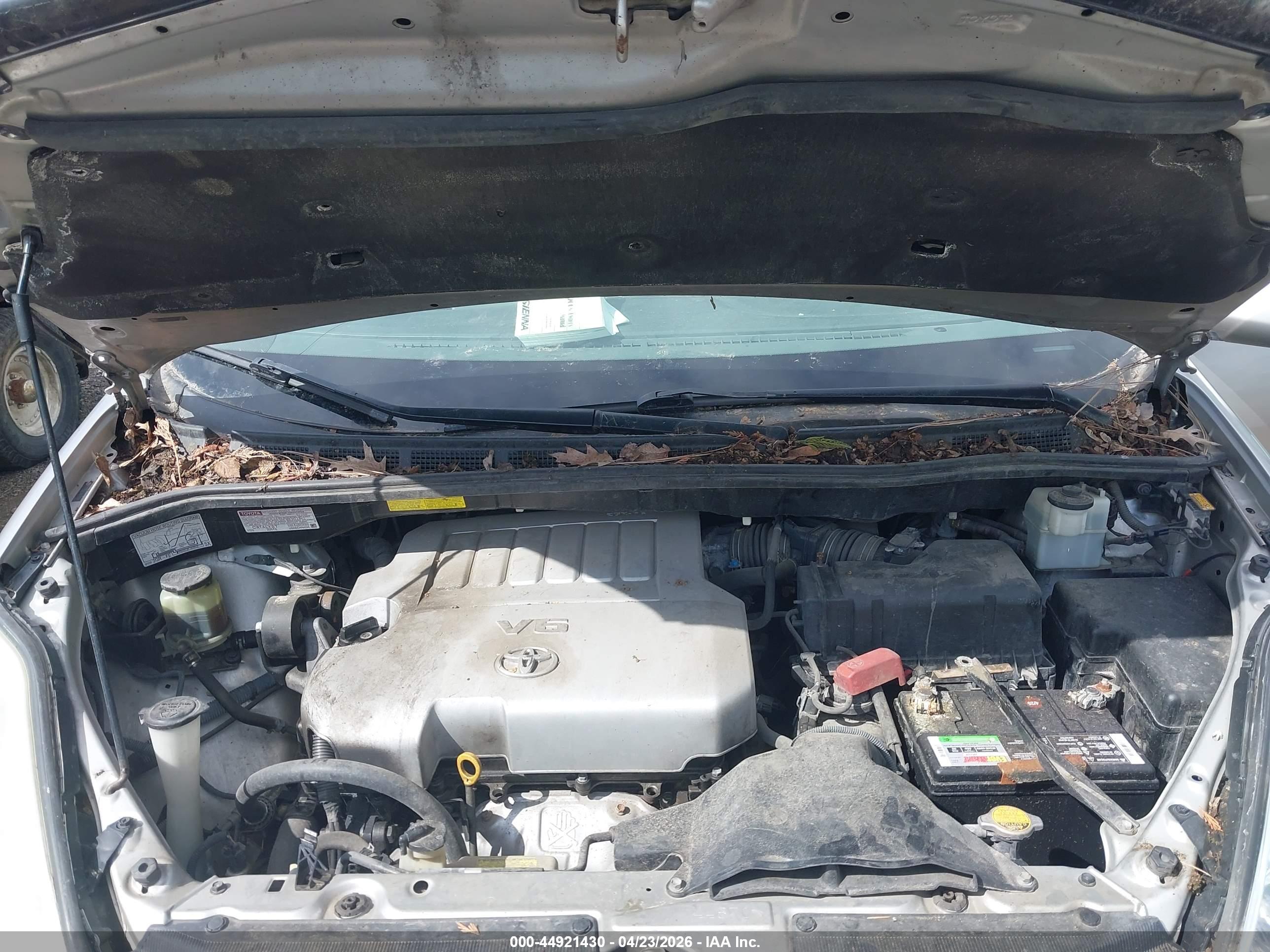 TOYOTA SIENNA image 10