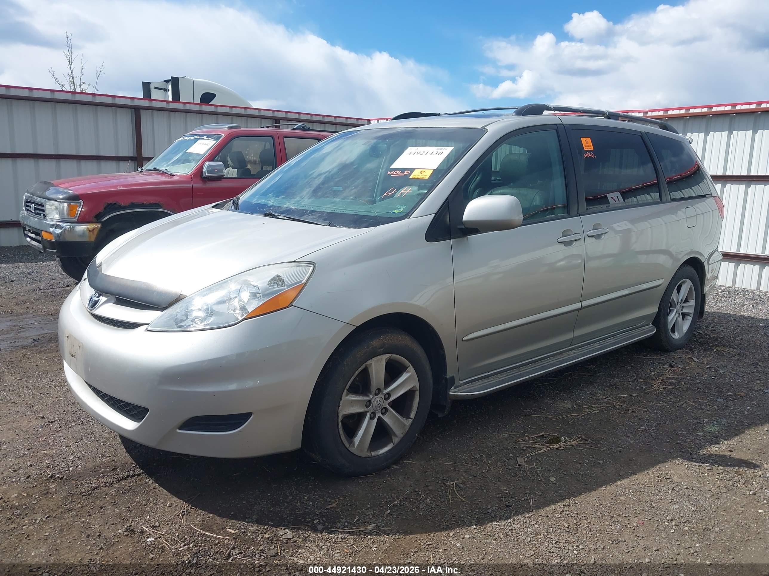 TOYOTA SIENNA image 2