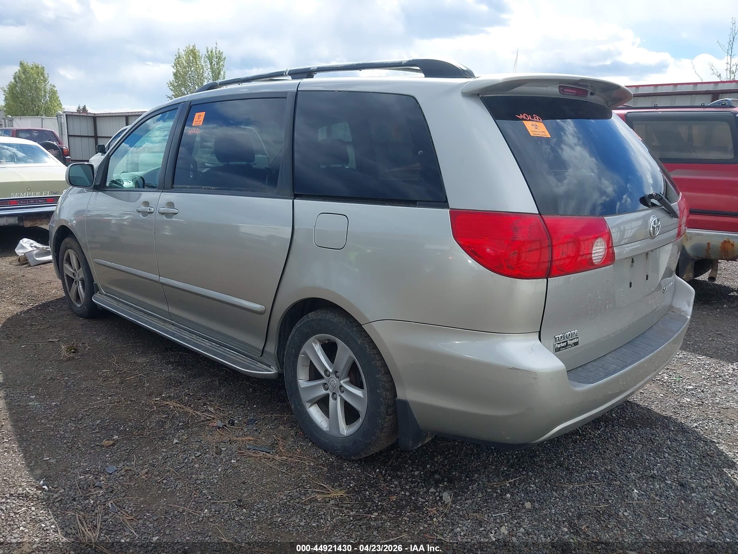 TOYOTA SIENNA image 3