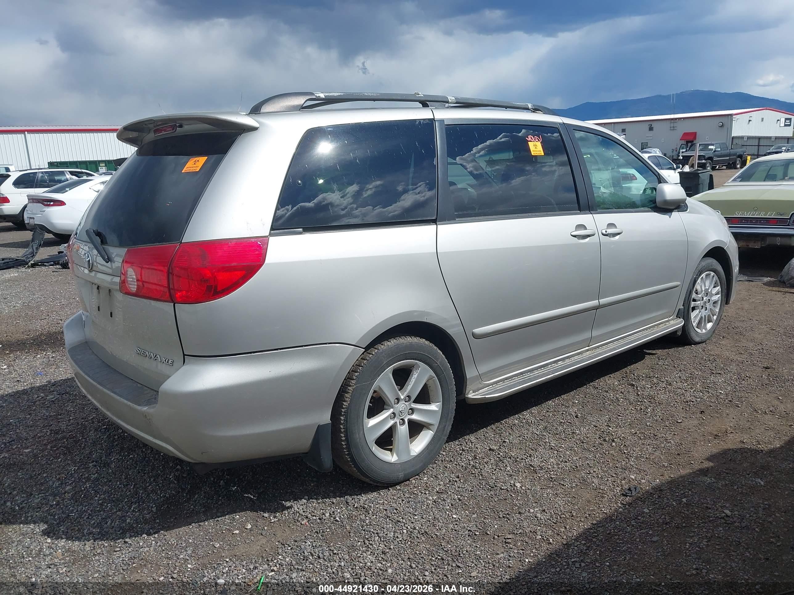 TOYOTA SIENNA image 4