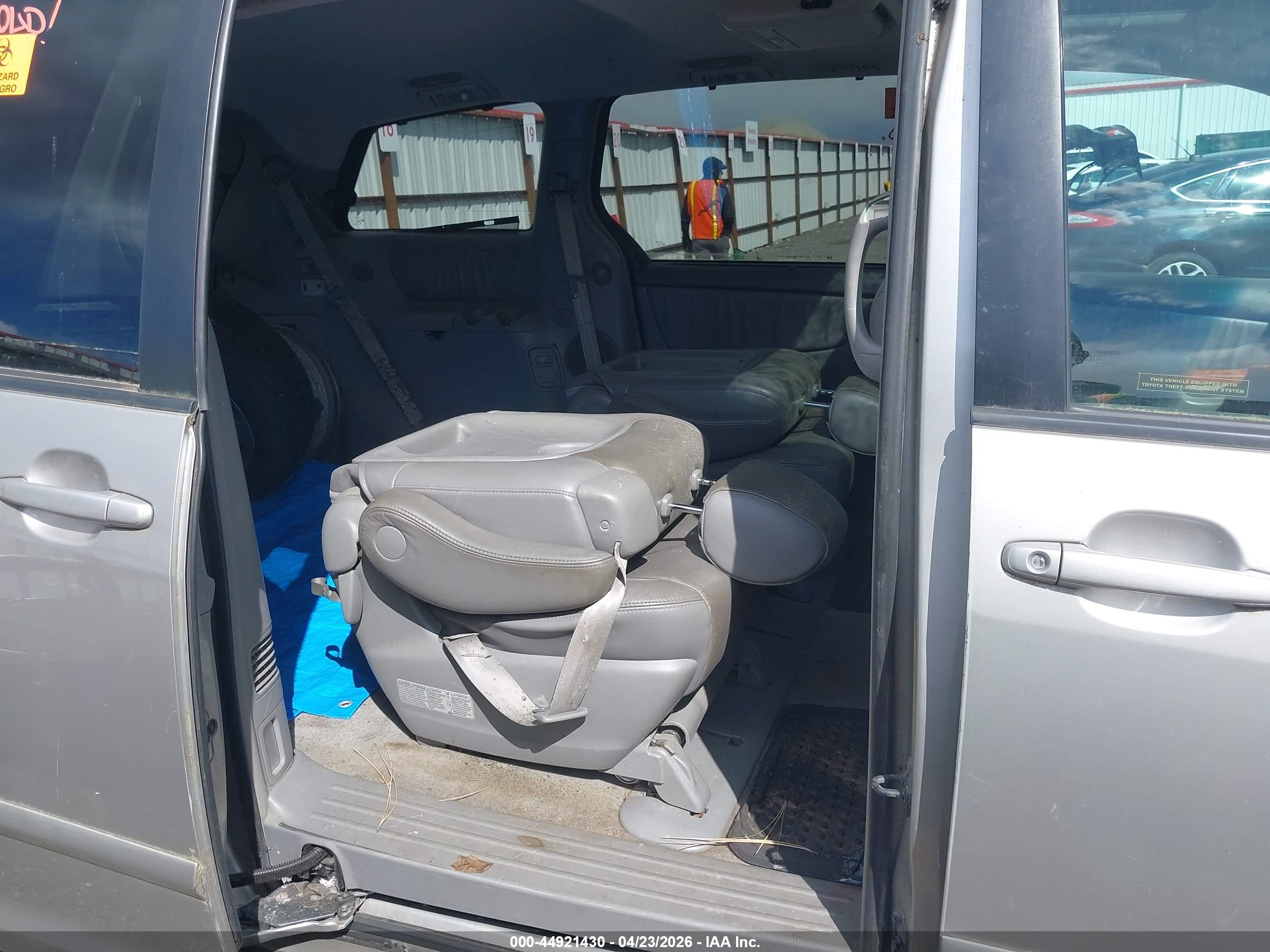 TOYOTA SIENNA image 8