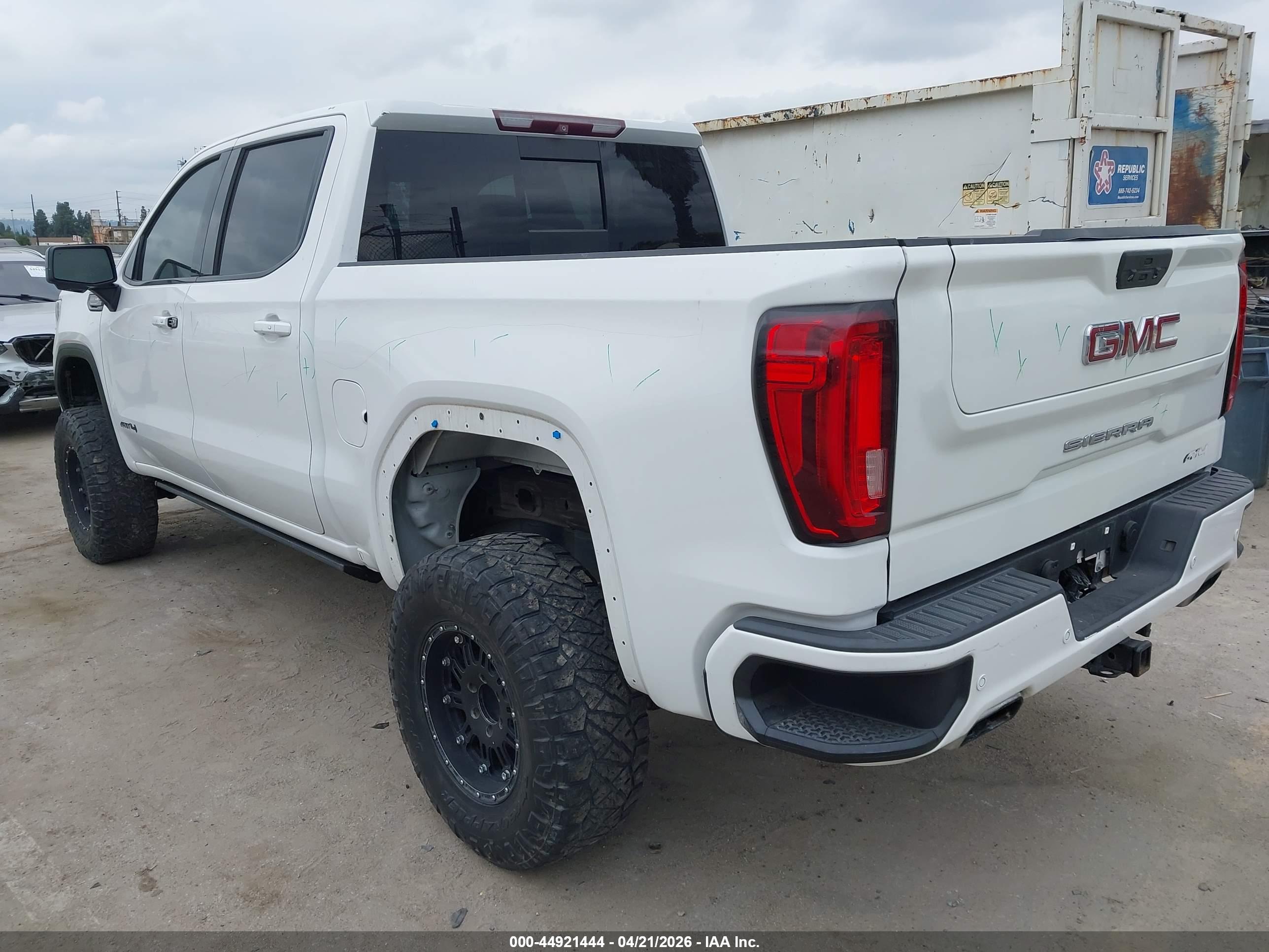 GMC SIERRA image 3