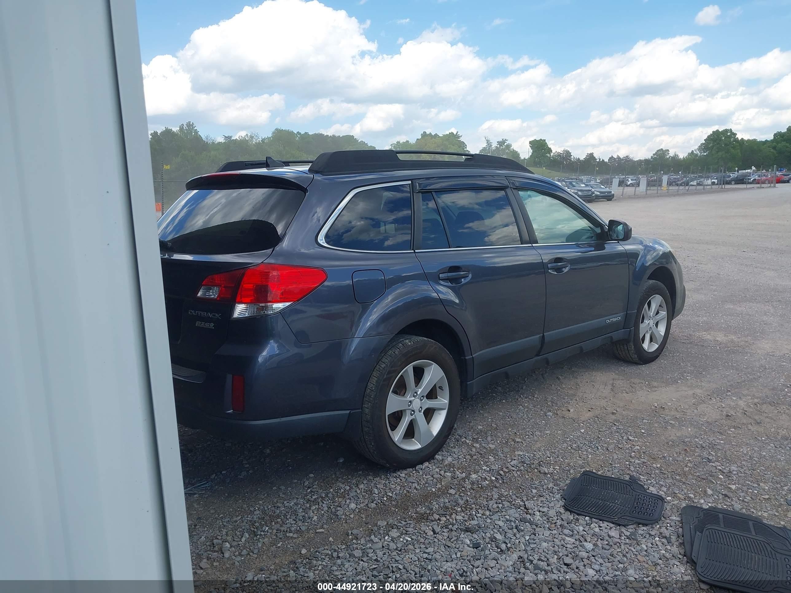 SUBARU OUTBACK image 4