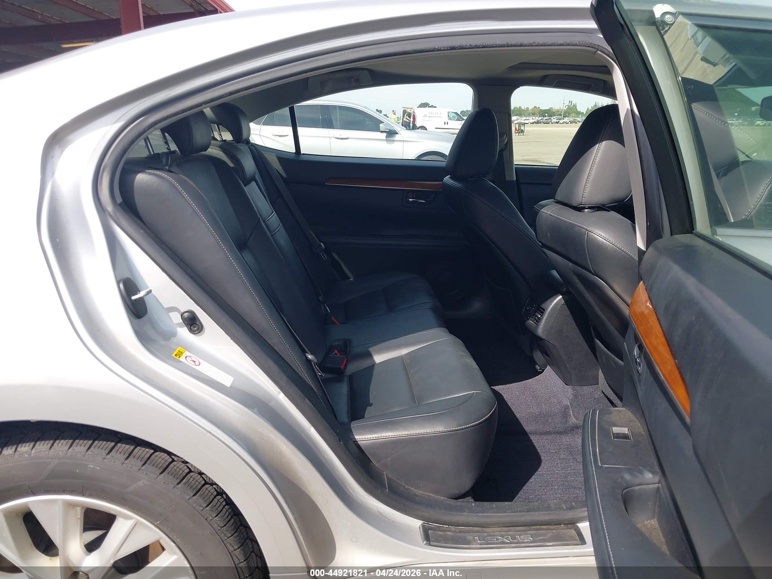 LEXUS ES image 8